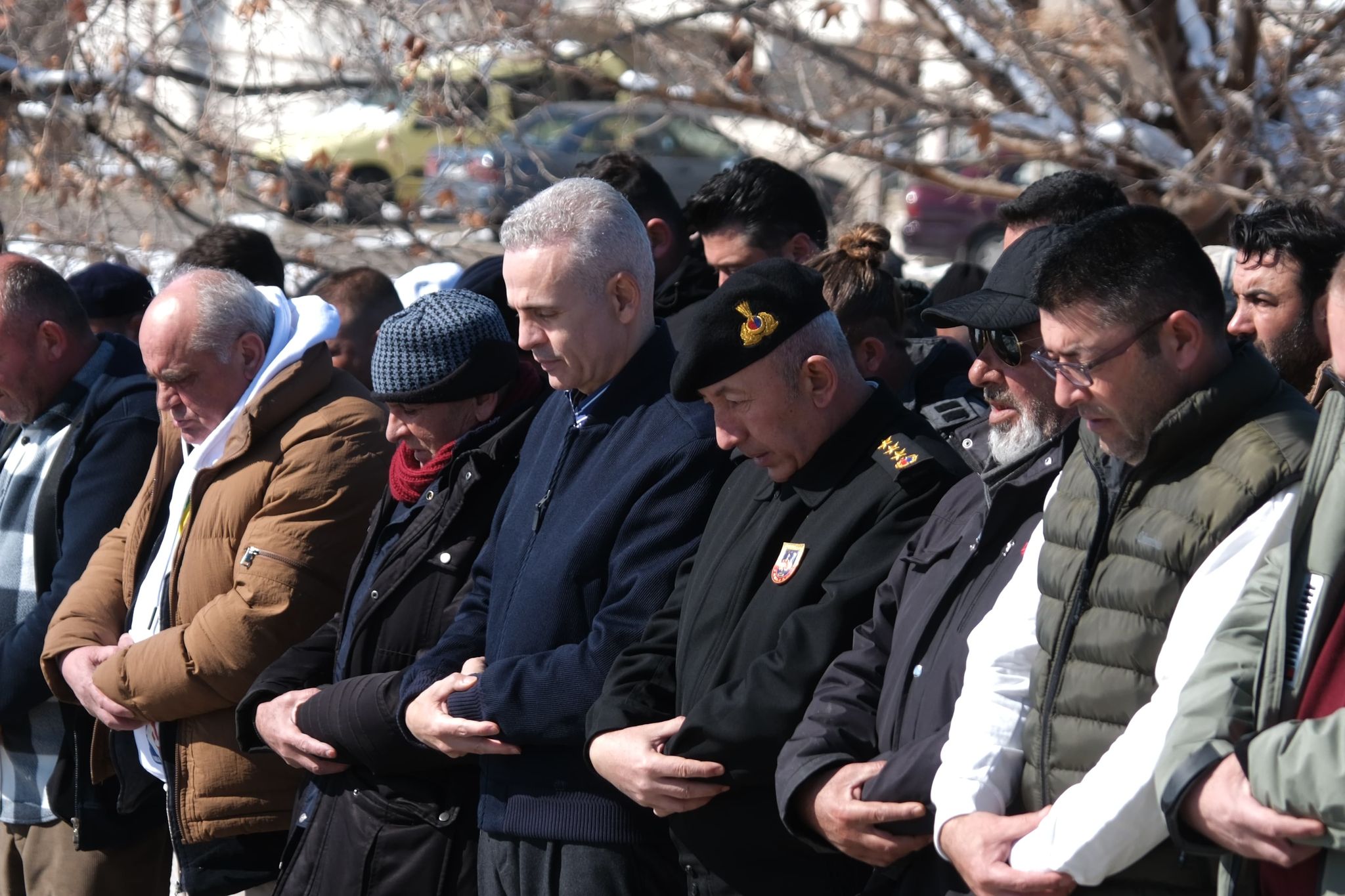 Karaman Valisi Cicekli Sehit Annesi Fatma Yilmazin Cenaze Torenine Katildi1