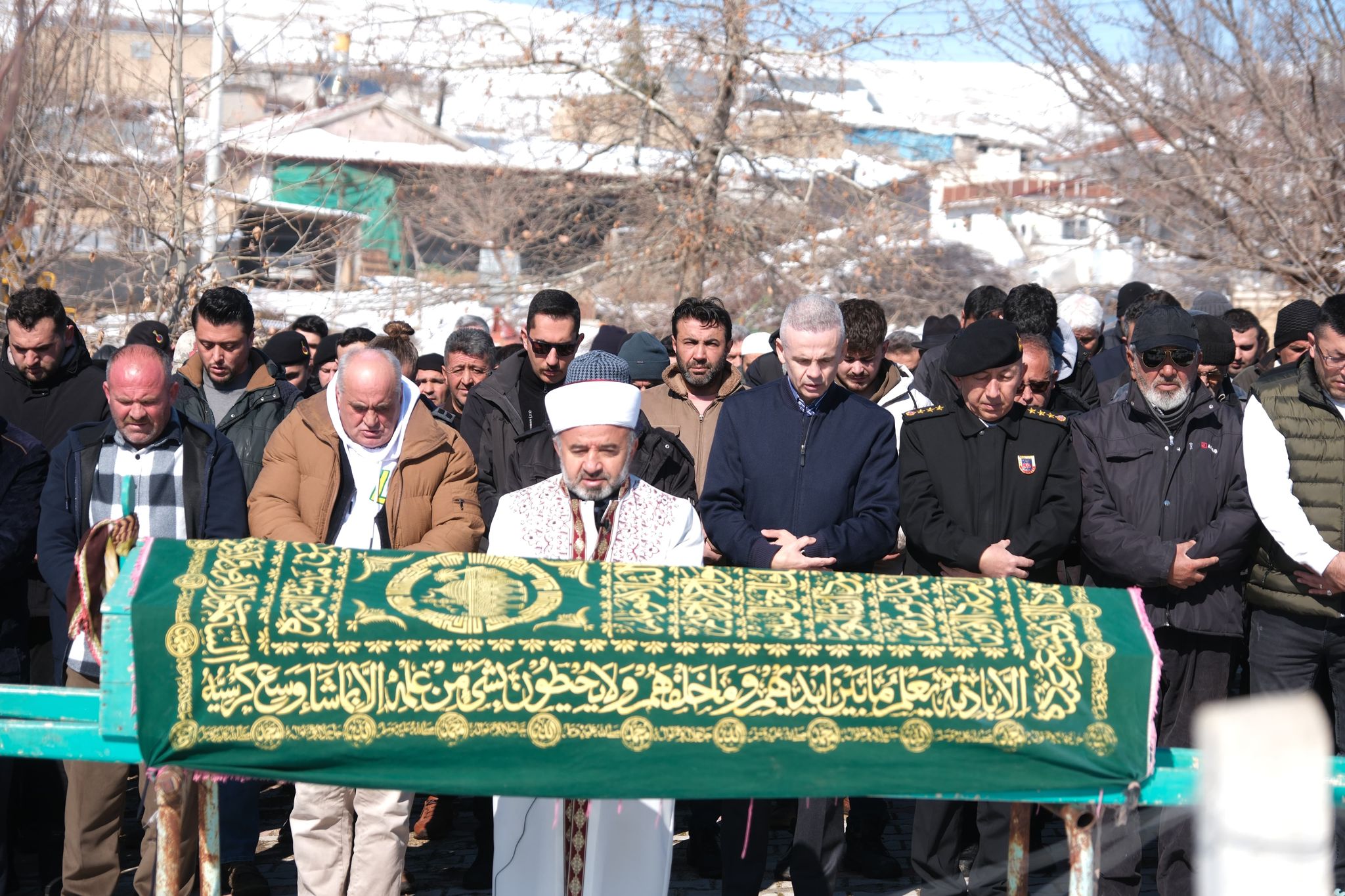 Karaman Valisi Cicekli Sehit Annesi Fatma Yilmazin Cenaze Torenine Katildi2