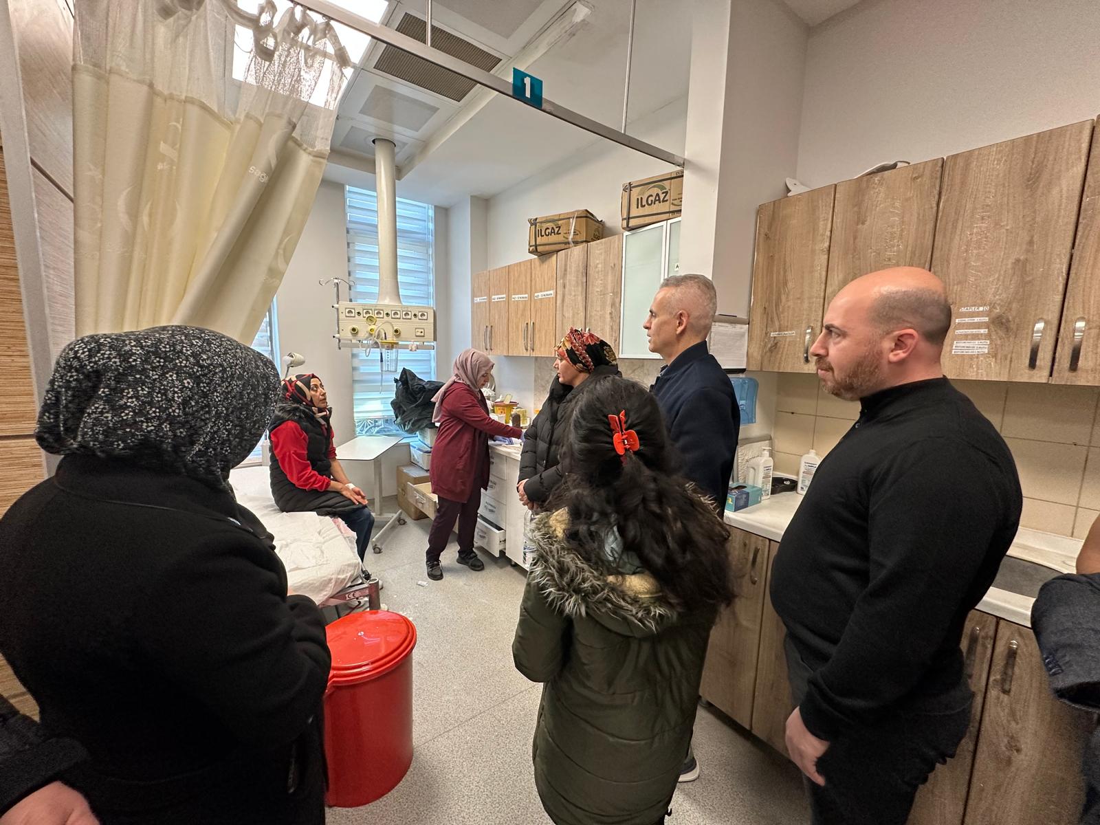 Karaman Valisi Cicekli Trafik Kazasinda Yaralananlari Hastanede Ziyaret Etti (4)