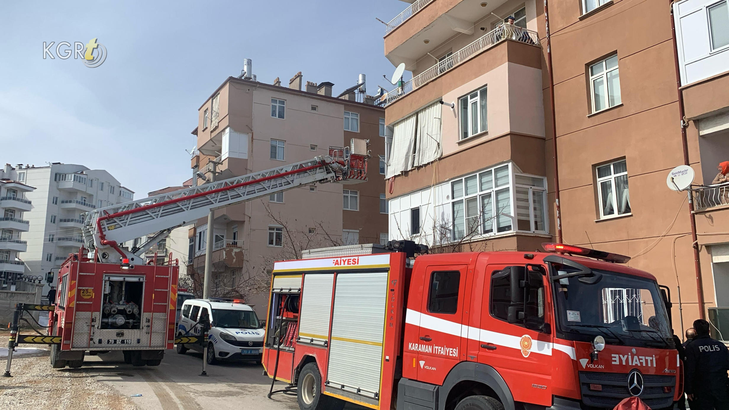 Karamanda Apartmanda Cikan Yanginda Mahsur Kalan 2 Kisiyi Itfaiye Kurtardi10-1