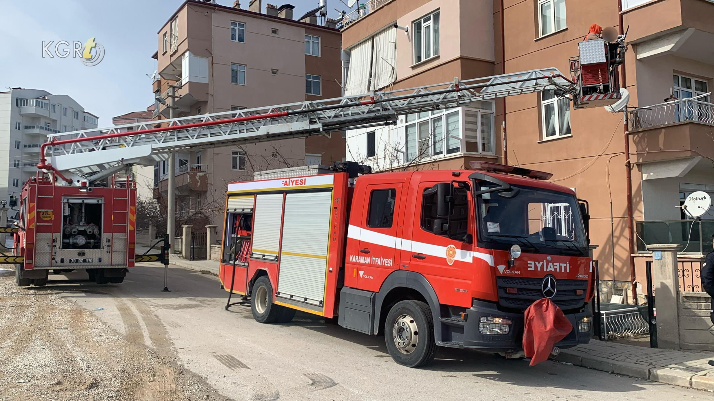 Karamanda Apartmanda Cikan Yanginda Mahsur Kalan 2 Kisiyi Itfaiye Kurtardi13-1
