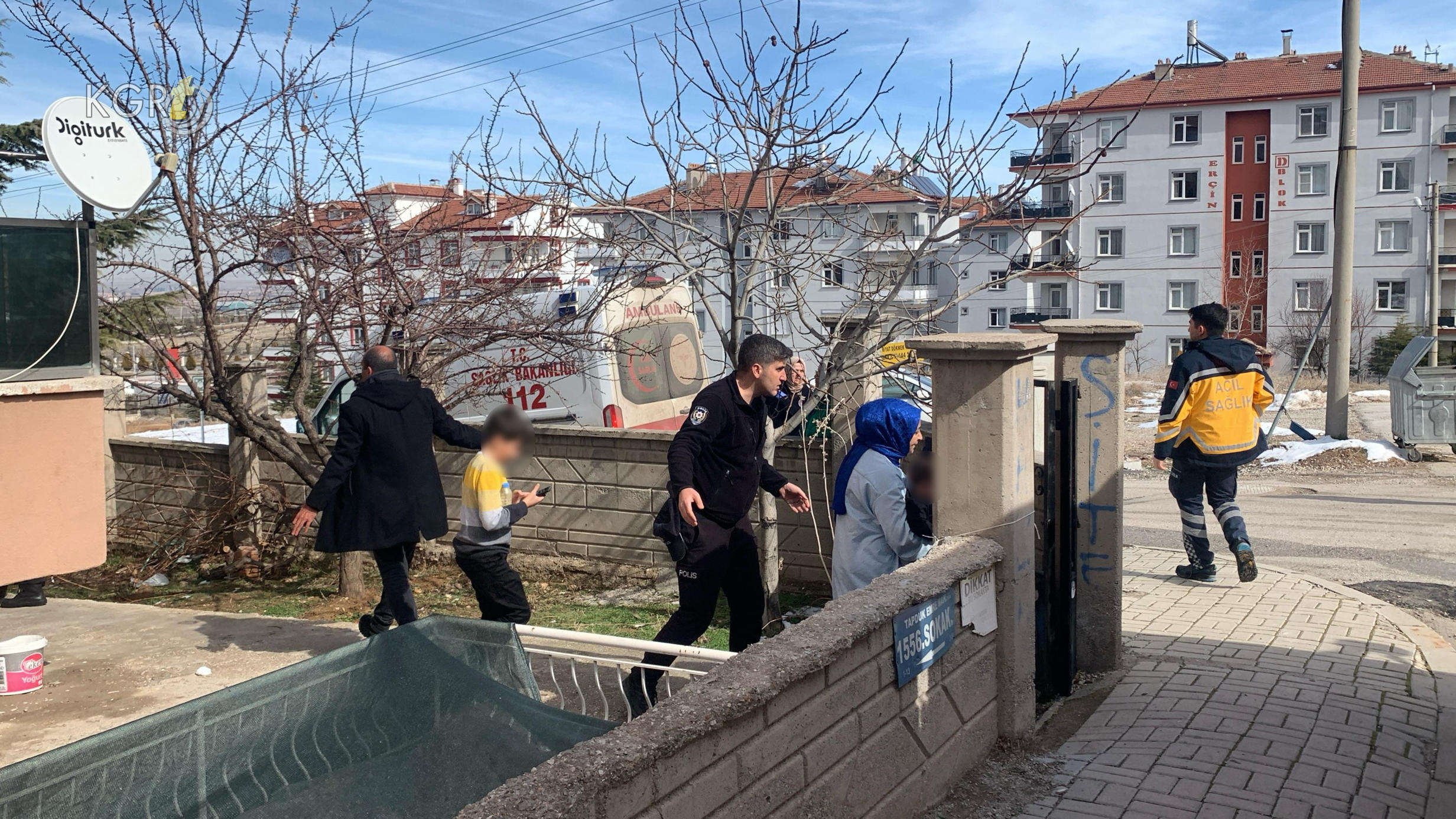 Karamanda Apartmanda Cikan Yanginda Mahsur Kalan 2 Kisiyi Itfaiye Kurtardi16-1