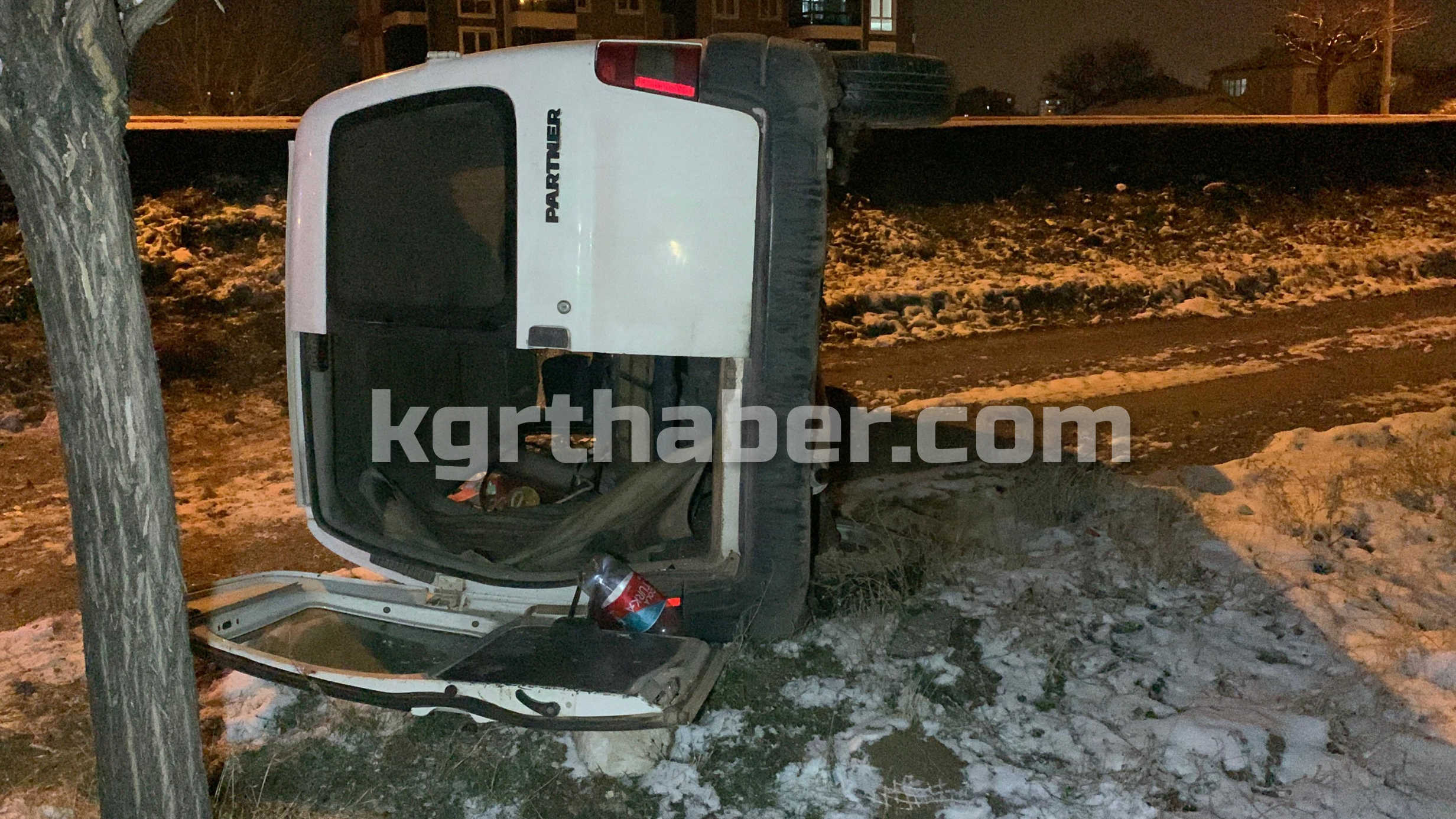 Karamanda Hafif Ticari Arac Sarampole Takla Atti 1 Yarali12