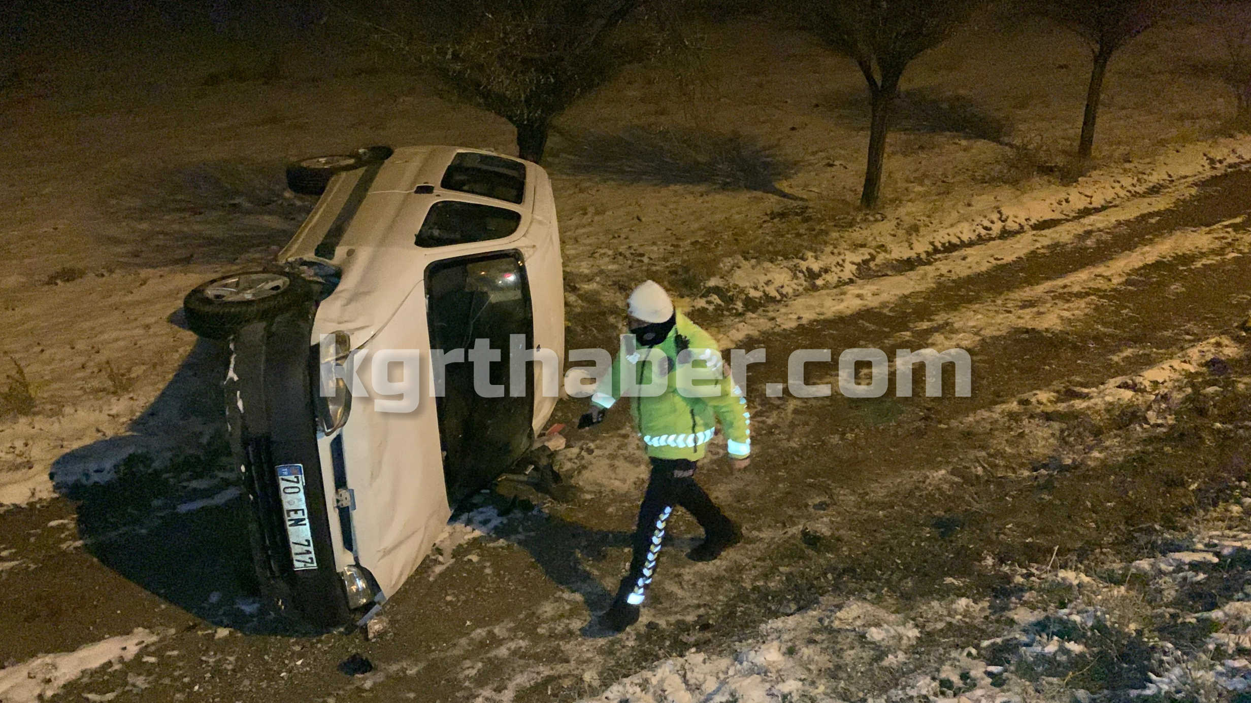 Karamanda Hafif Ticari Arac Sarampole Takla Atti 1 Yarali8