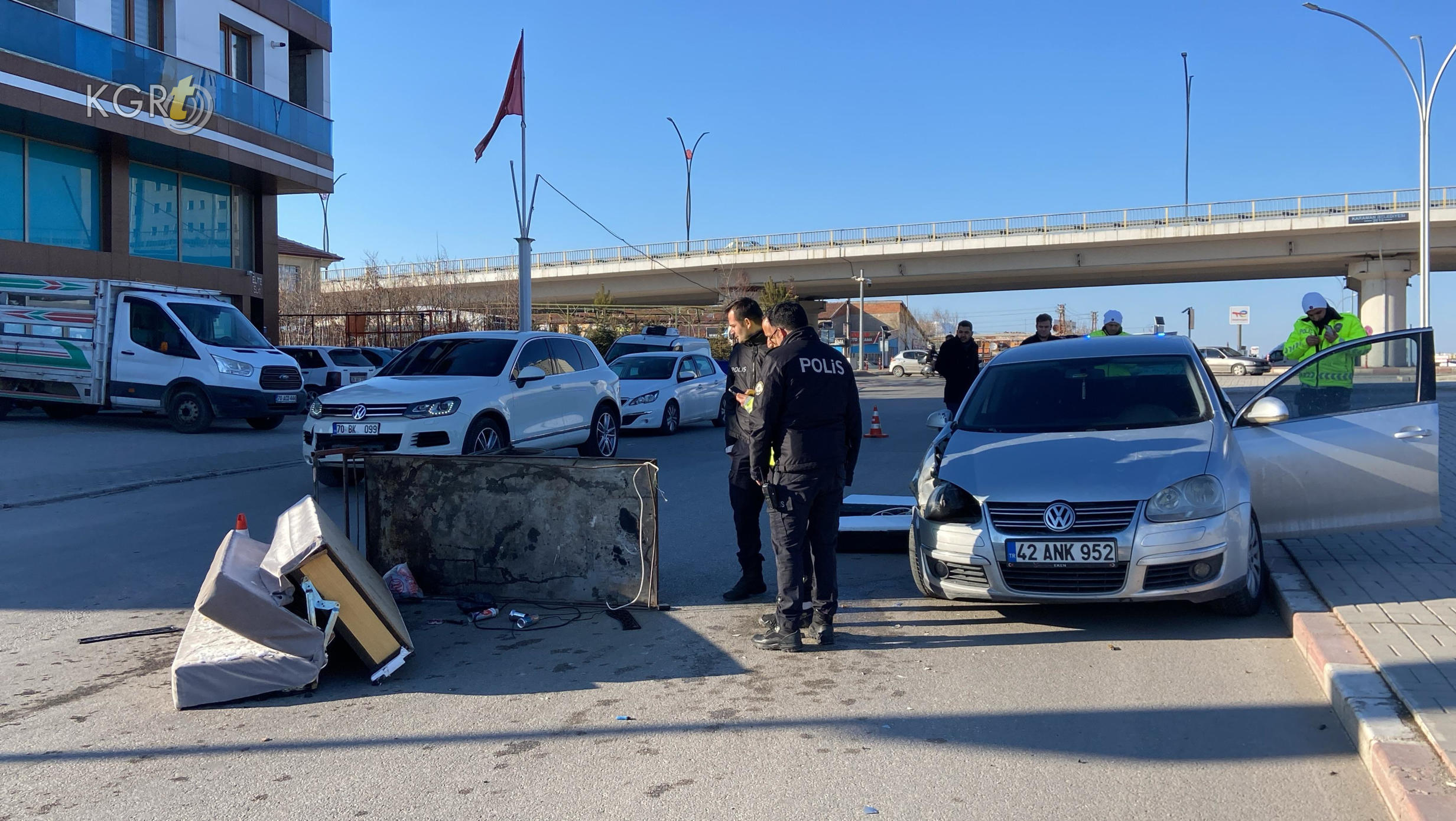Karamanda Otomobil Esya Tasiyan Seyyar Arabaya Carpti 1 Yarali5