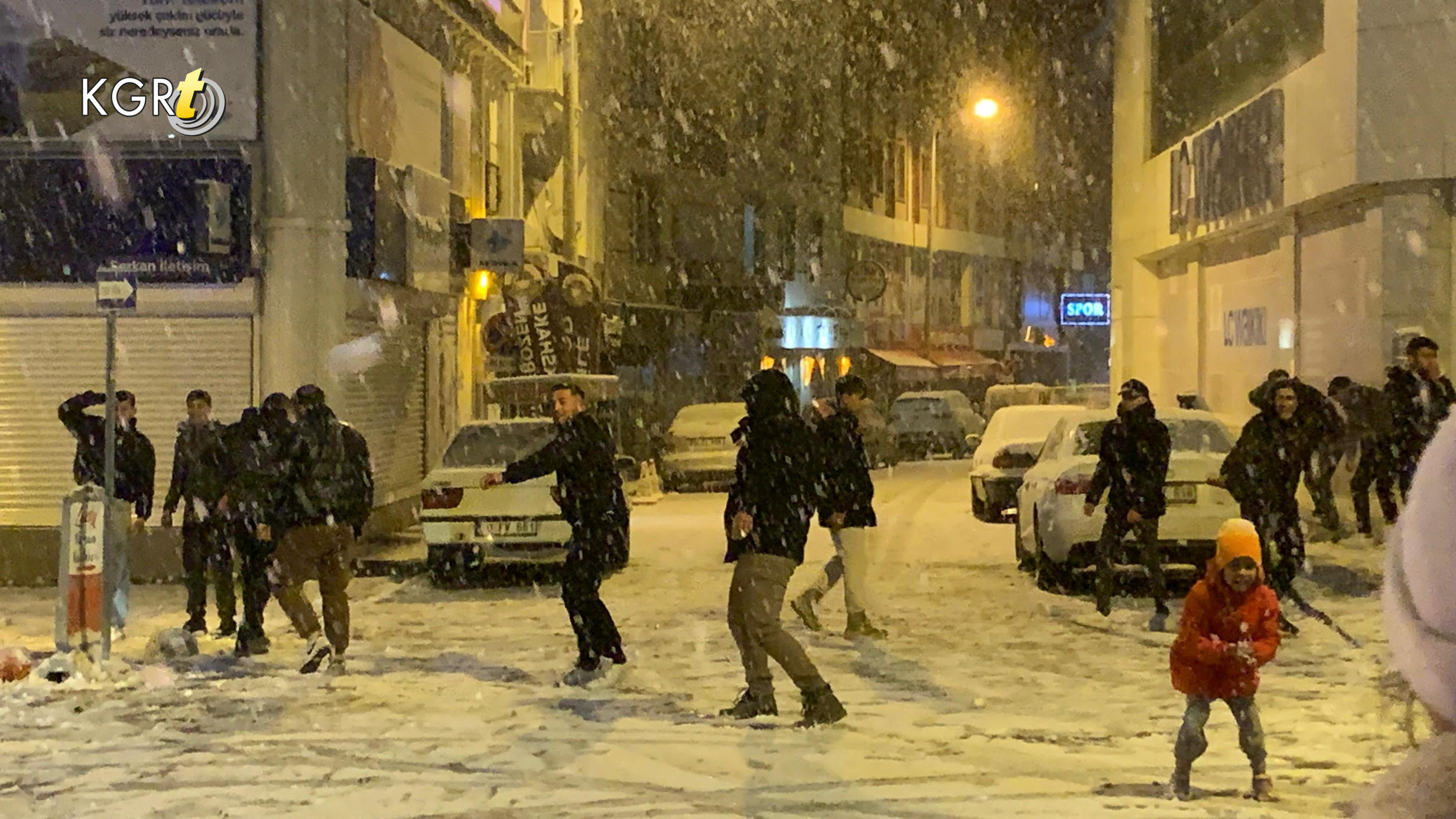 Karamanda Polisler Ile Gencler Kartopu Oynadi11