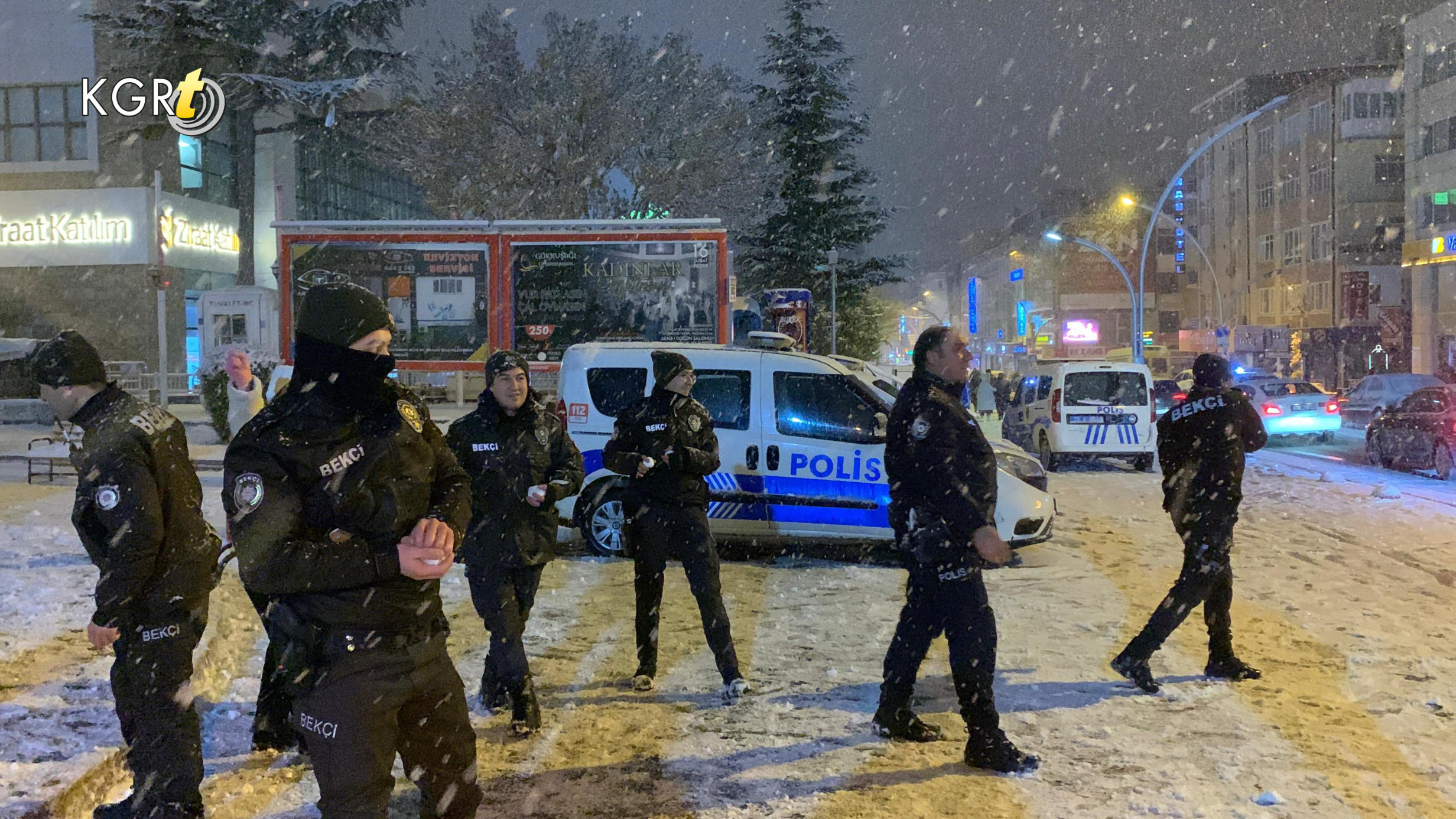 Karamanda Polisler Ile Gencler Kartopu Oynadi2