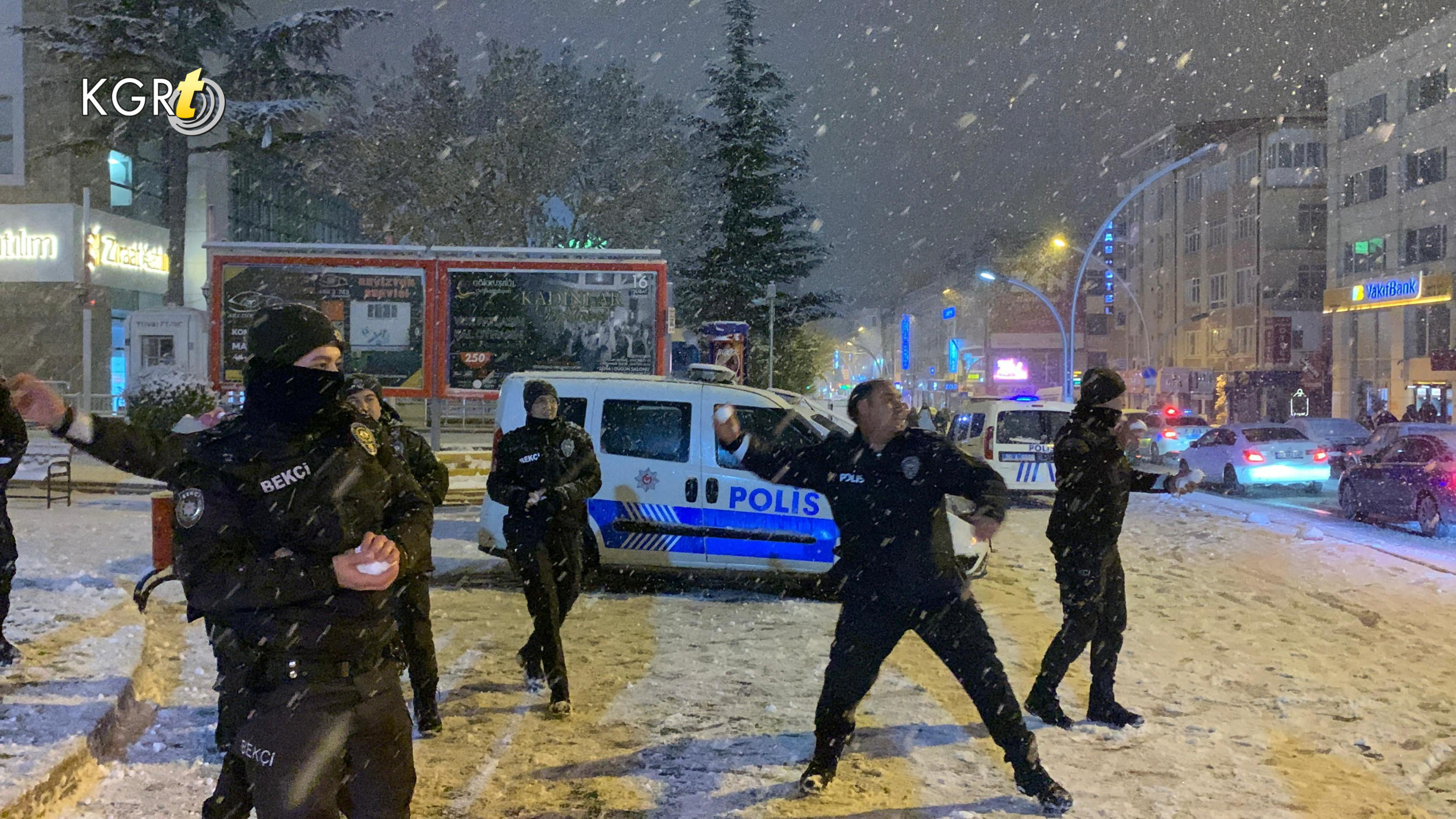 Karamanda Polisler Ile Gencler Kartopu Oynadi3