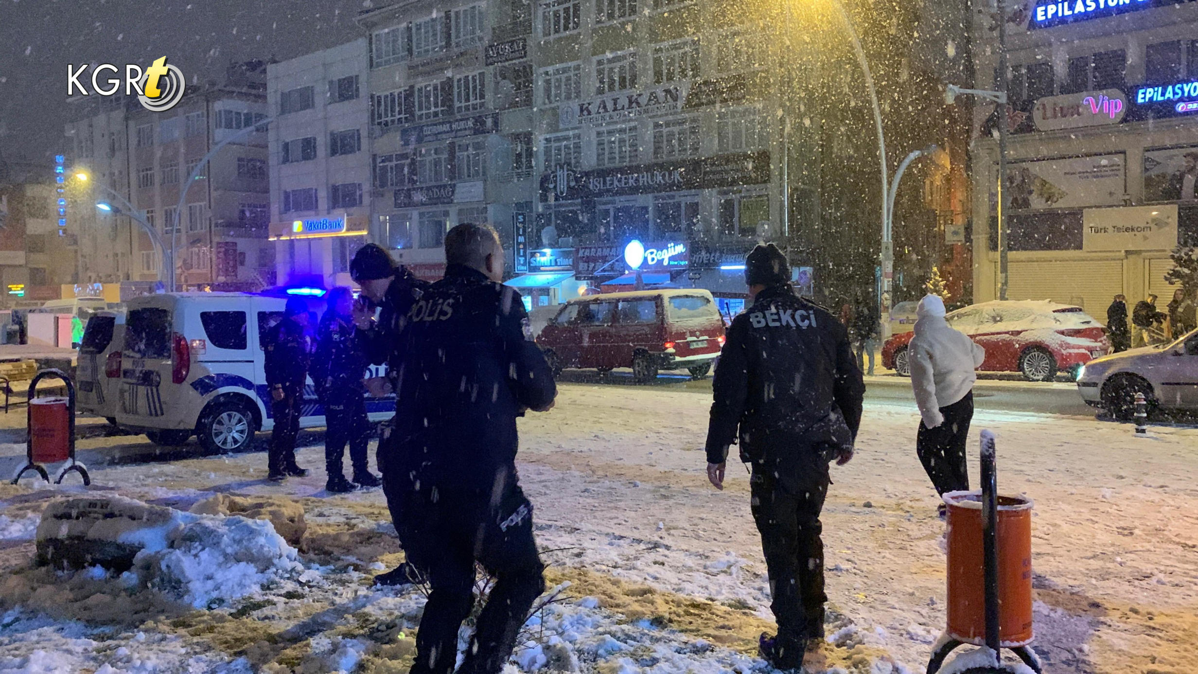 Karamanda Polisler Ile Gencler Kartopu Oynadi5