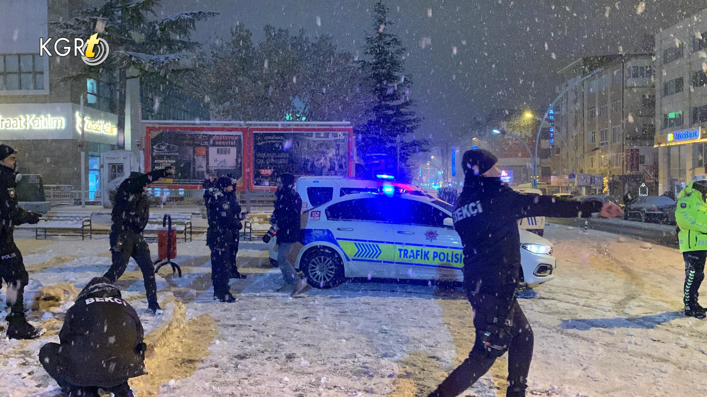 Karamanda Polisler Ile Gencler Kartopu Oynadi7