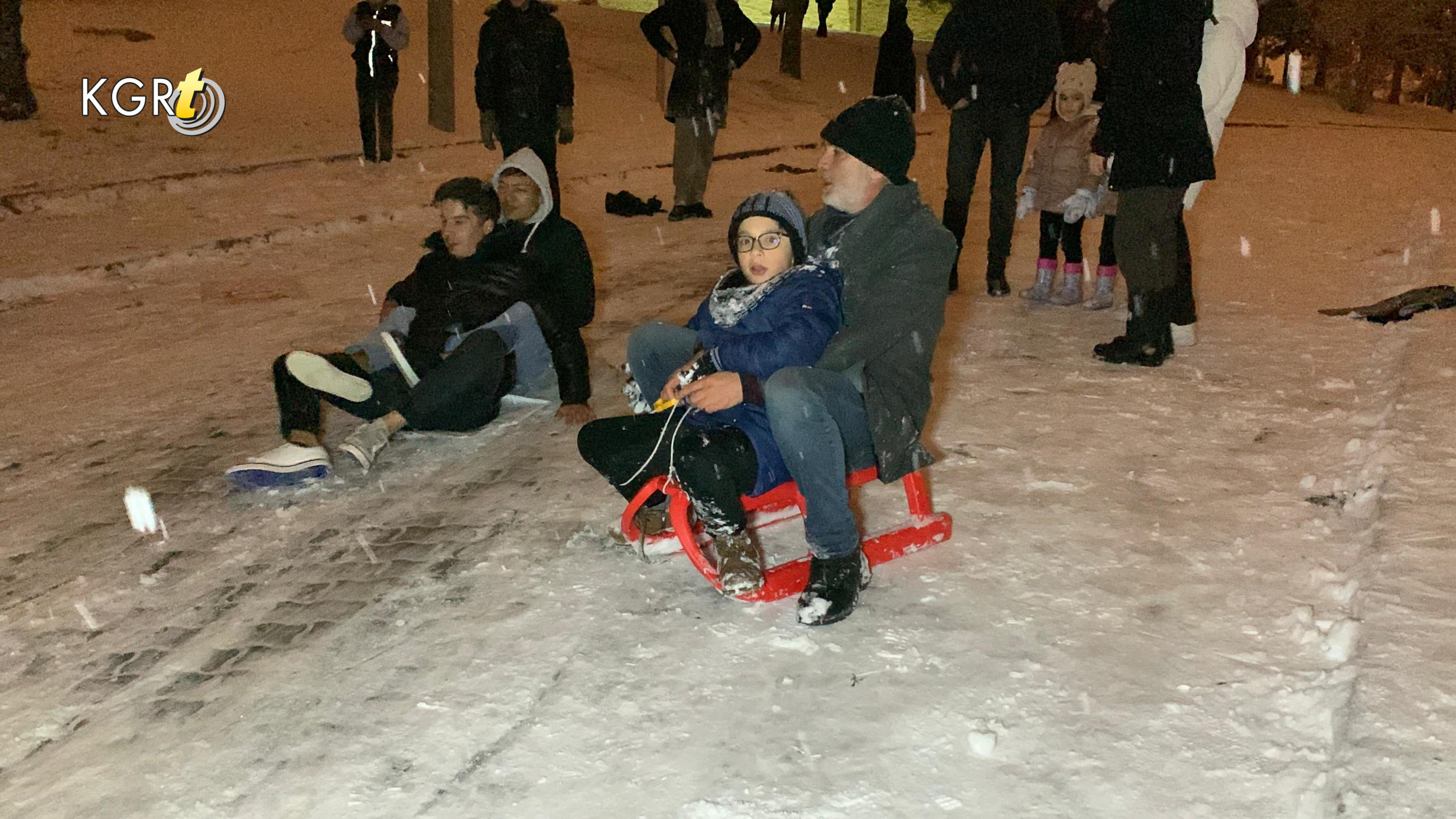 Karamanda Vatandaslar Karin Keyfini Karaman Kalesinde Kayarak Cikardi1