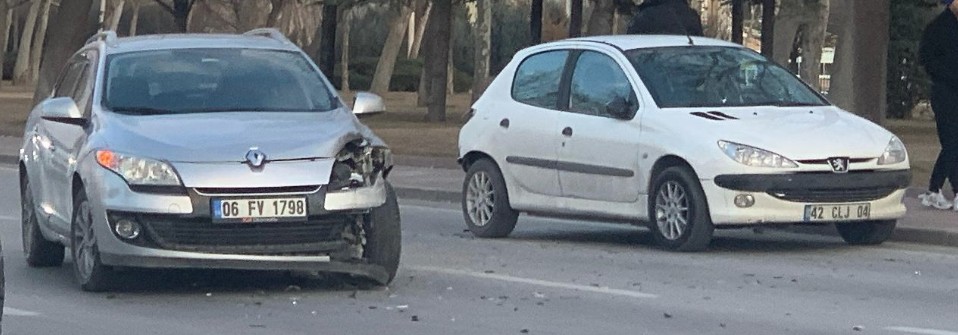 Konya Selcukluda Trafik Kazasi Iki Otomobil Carpisti1