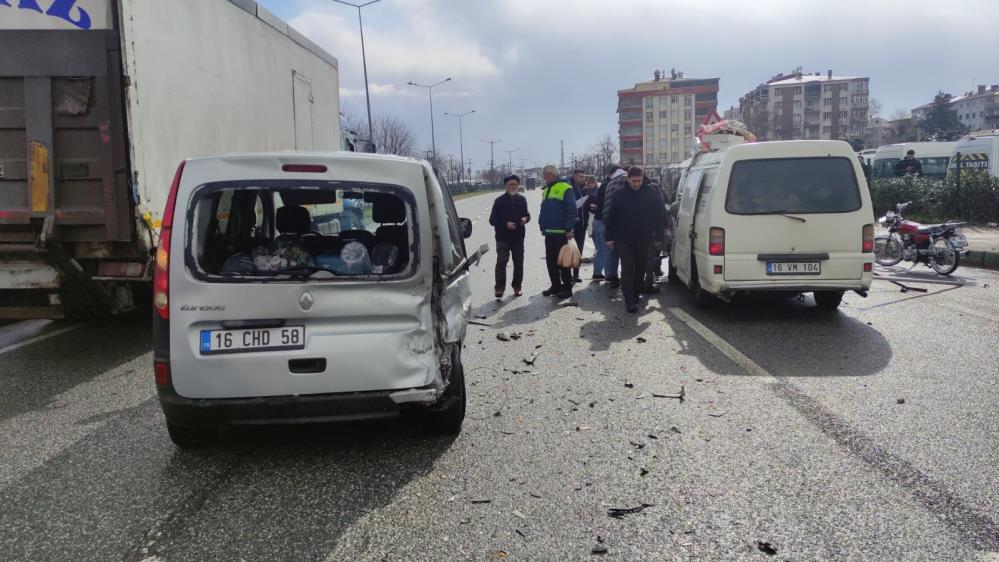 Orhangazide Minibus Meyve Selesi Yuzunden Kaza Yapti1