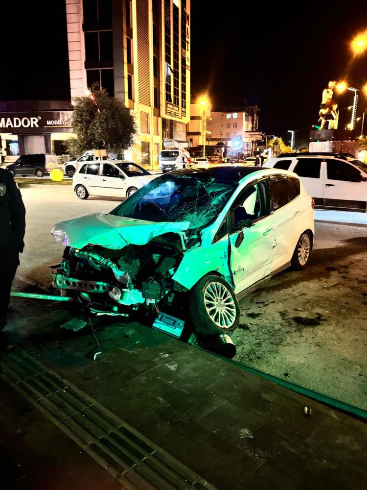 Antalya Serikte Kavsakta Feci Kaza 1I Agir 3 Yarali1