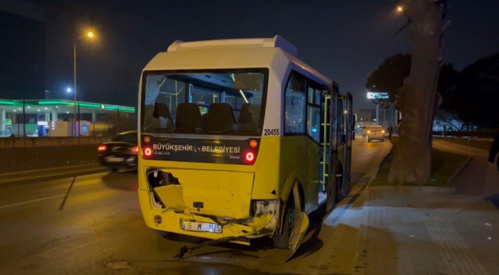 Bursada Makas Faciasi Minibuse Carpan Otomobil Kazaya Neden Oldu 10 Kisi Yaralandi1