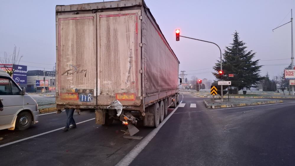 Duzcede Minibus Tira Arkadan Carpti Surucu Yaralandi1