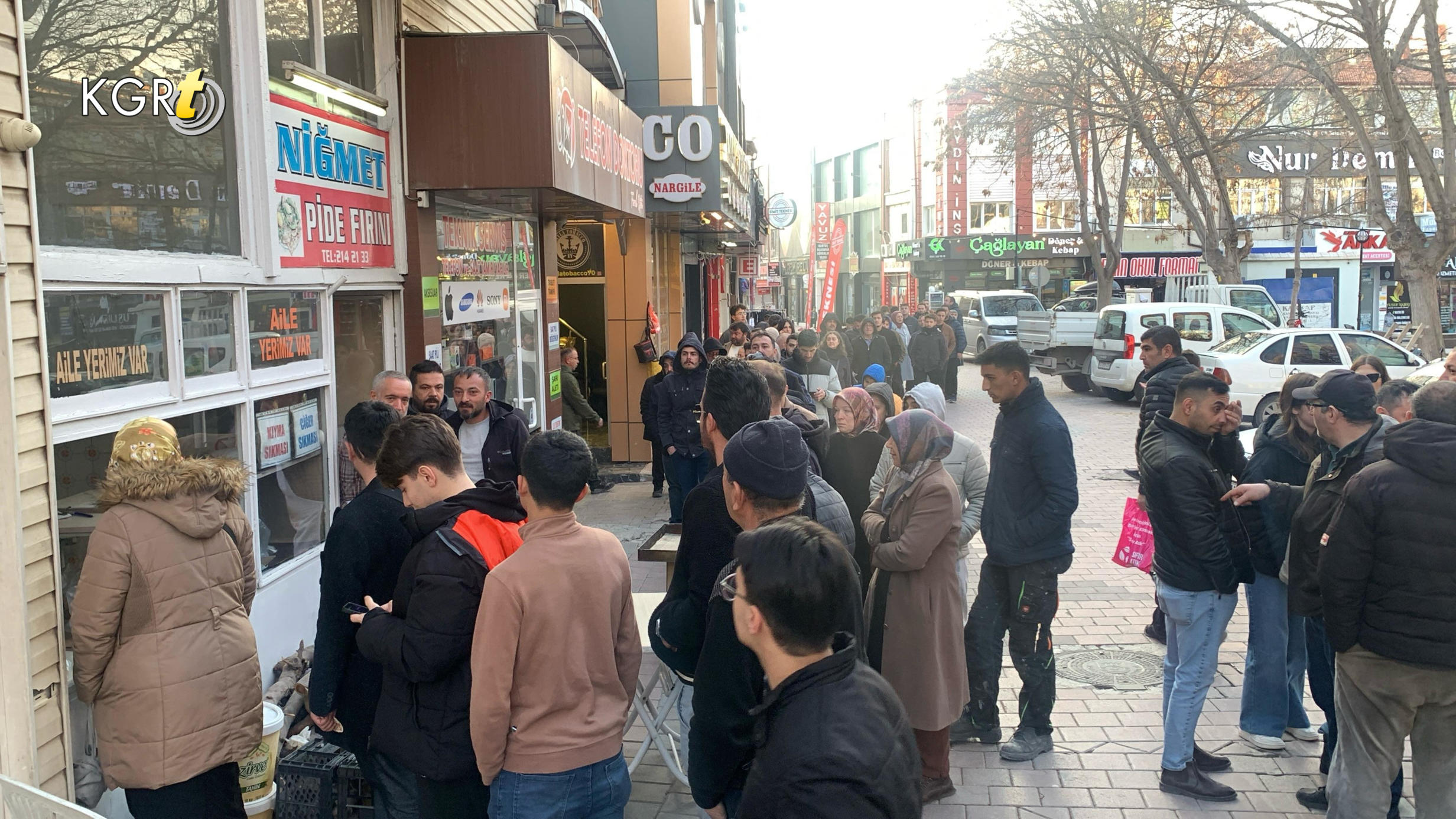 Karamanda Gelenek 150 Yildir Suruyor Ramazanin Vazgecilmezi Tahinli Pide Icin Uzun Kuyruk Olustu (3)