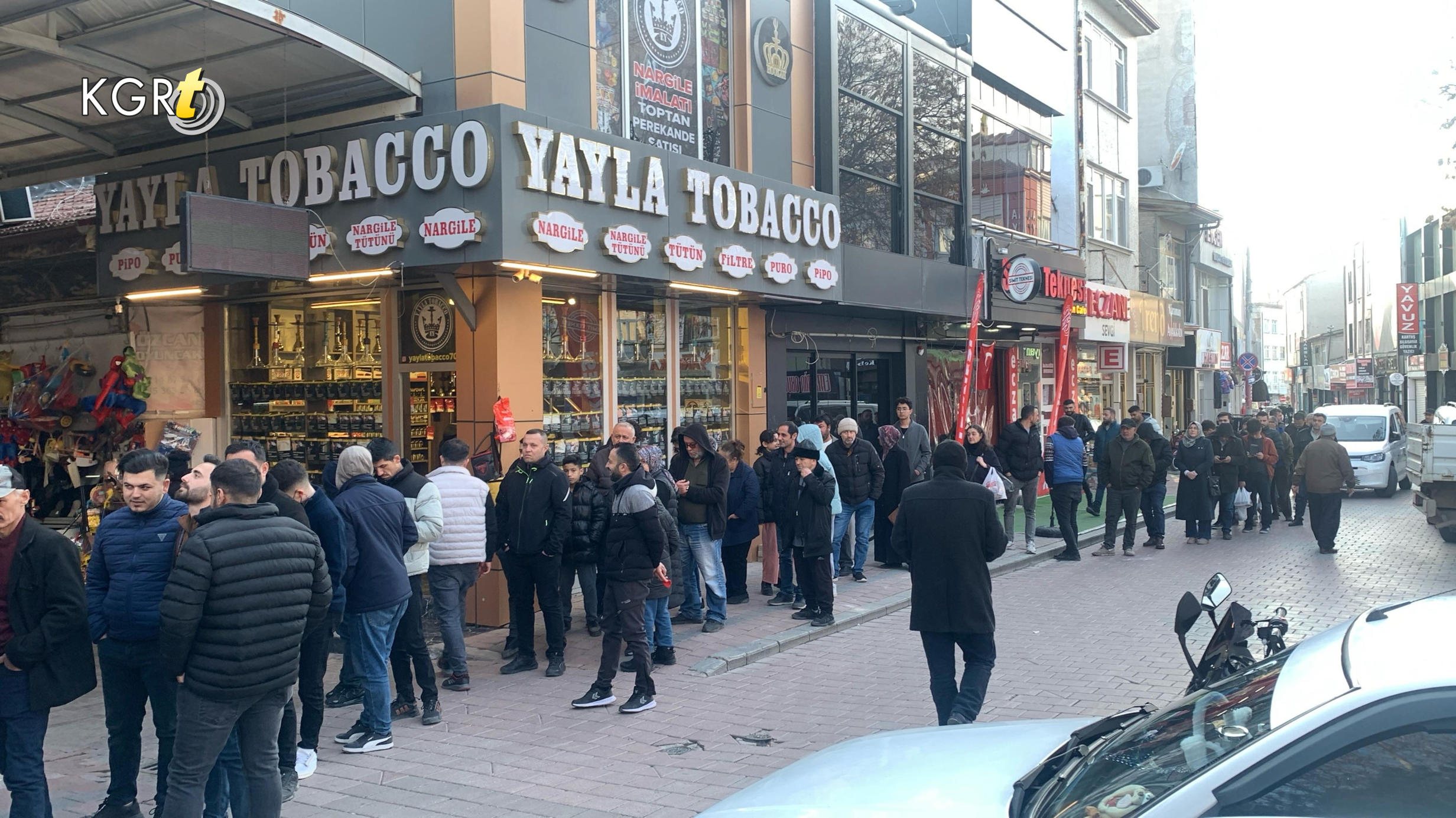 Karamanda Gelenek 150 Yildir Suruyor Ramazanin Vazgecilmezi Tahinli Pide Icin Uzun Kuyruk Olustu (5)
