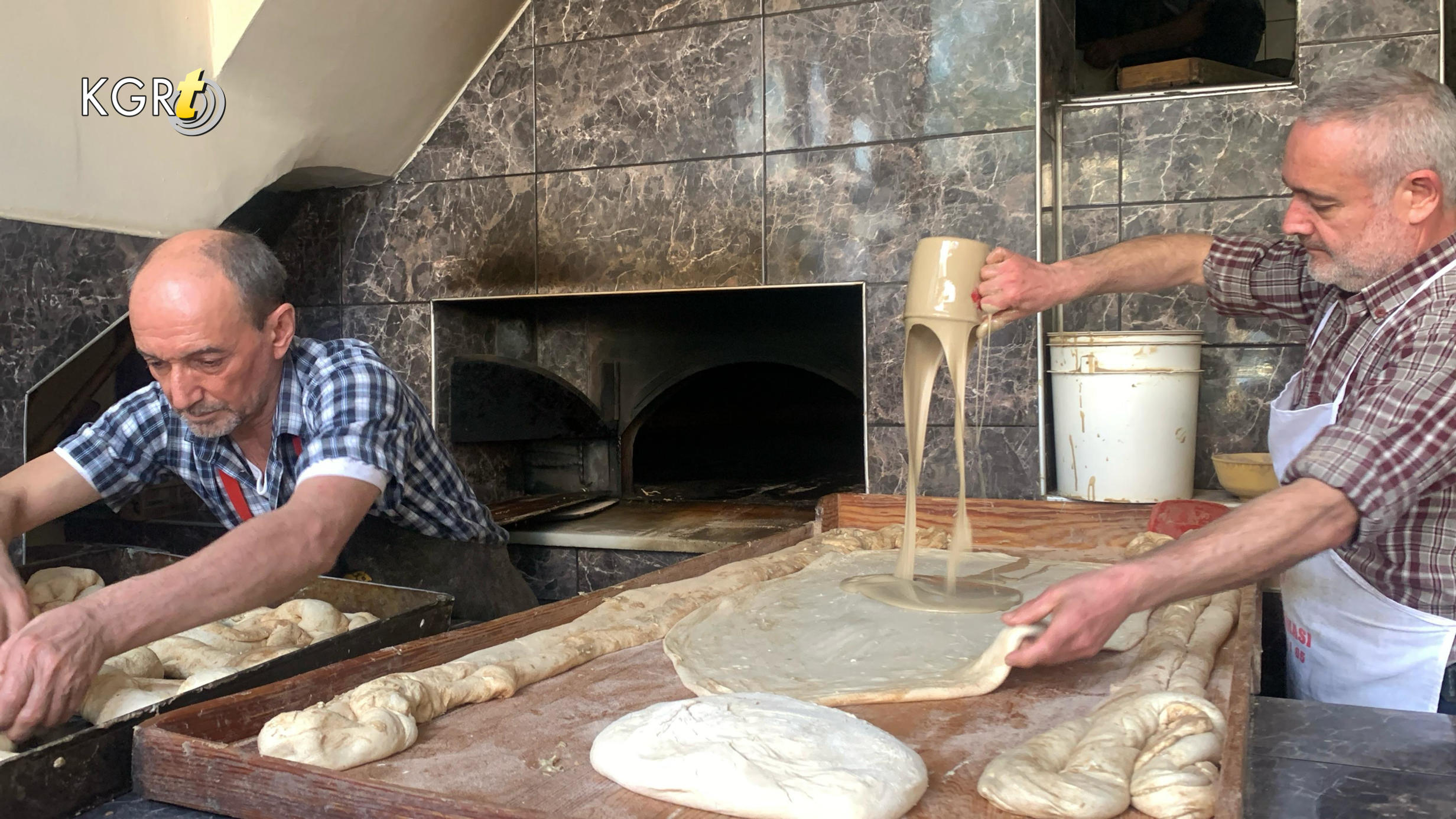 Karamanda Gelenek 150 Yildir Suruyor Ramazanin Vazgecilmezi Tahinli Pide Icin Uzun Kuyruk Olustu (7)