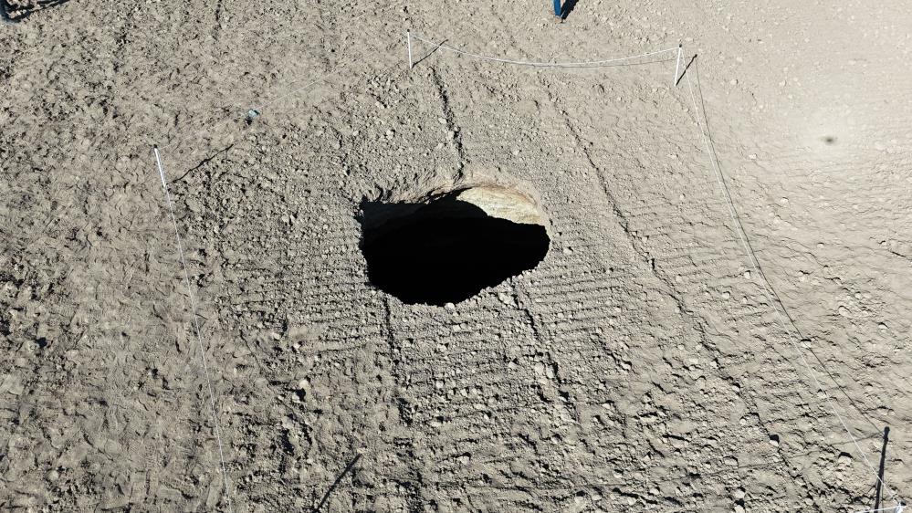 Karamanda Obruk Sayisi Artiyor Tarlada 10 Metre Genisliginde Obruk Olustu2