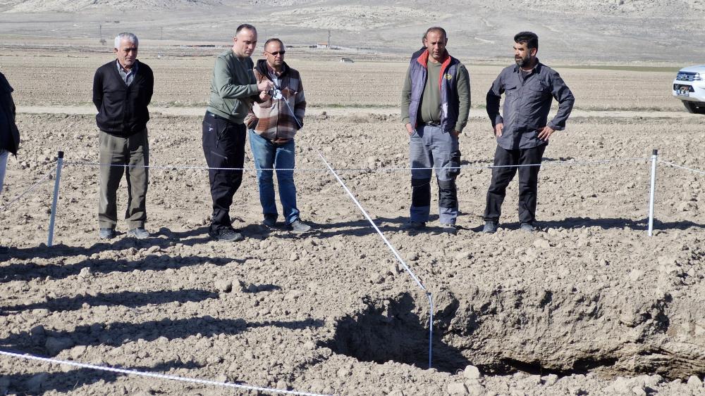 Karamanda Obruk Sayisi Artiyor Tarlada 10 Metre Genisliginde Obruk Olustu4