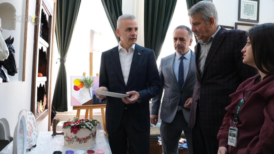 Karamanda Yedam Atolye Sergisi Cok Begenildi Vali Cicekli De Ebru Yapti7