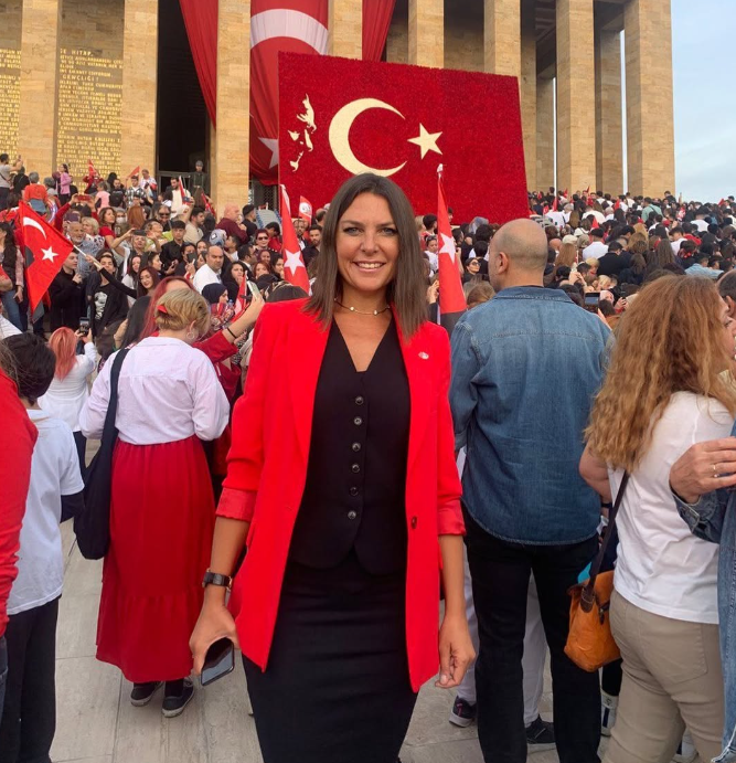 Son Dakika Unlu Sunucu Ece Uner Neden Gozaltina Alindi (3)