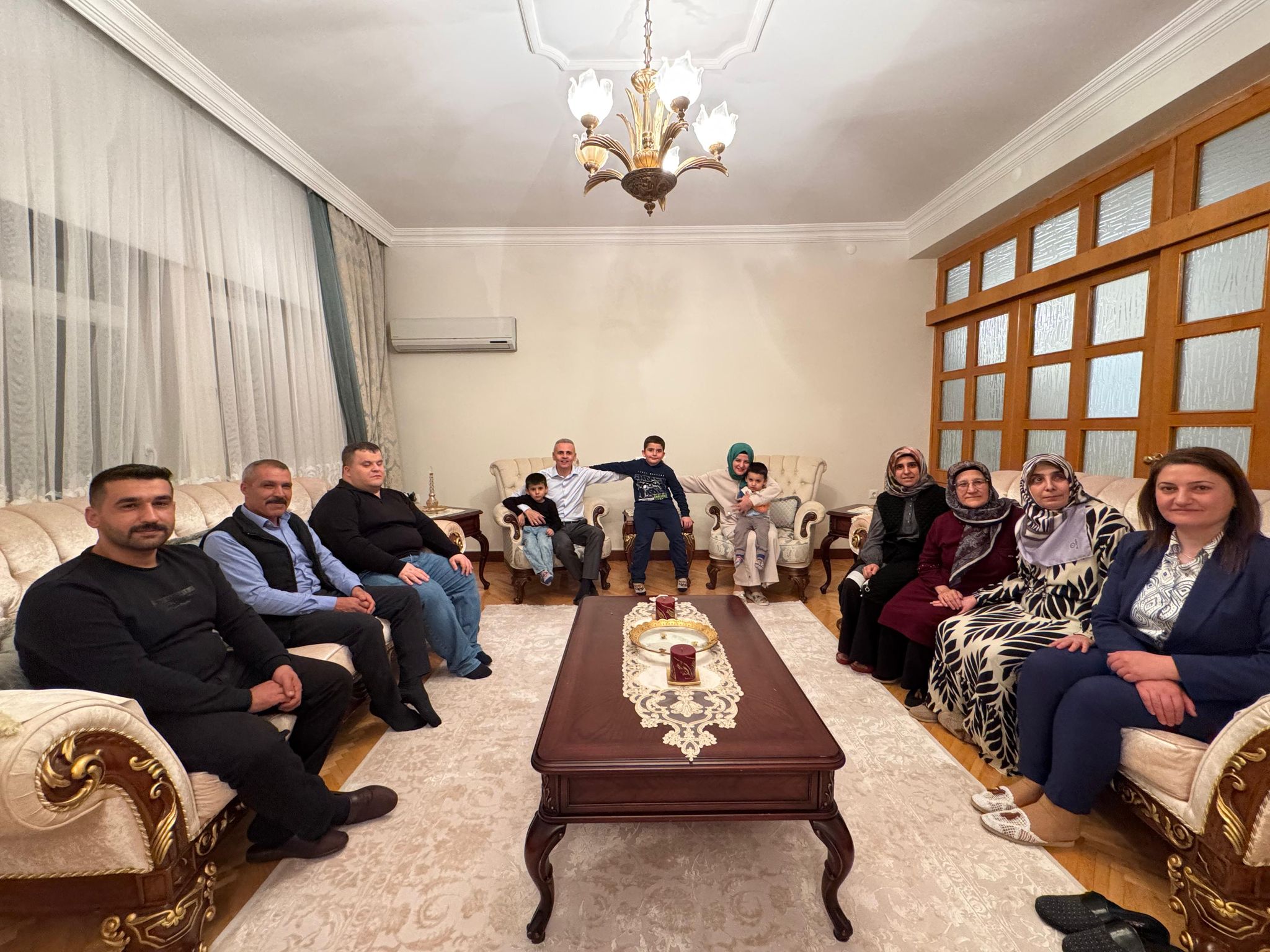 Vali Cicekli Ramazanin 4 Gununde 2 Aileyi Evinde Agirladi1