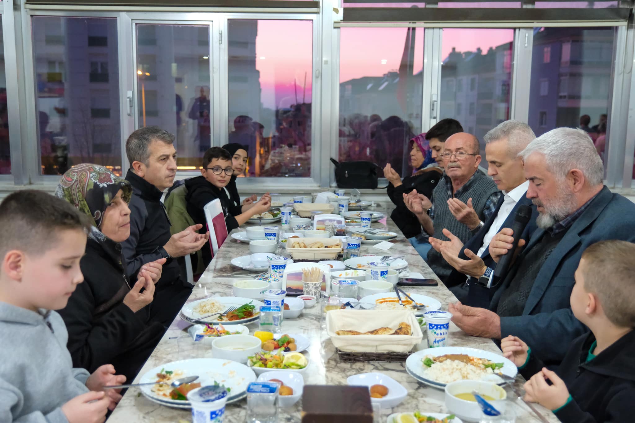 Vali Mehmet Fatih Cicekli Sehit Polis Aileleriyle Iftarda Bulustu1