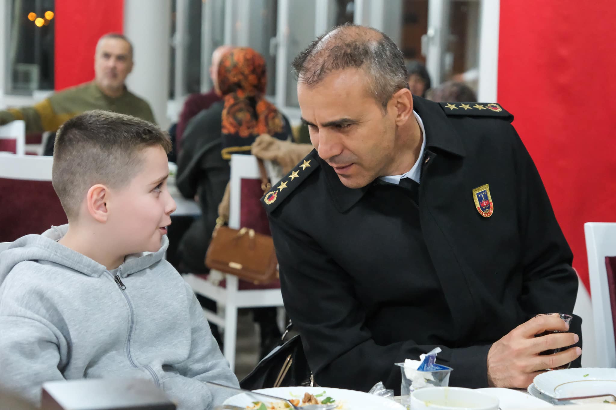 Vali Mehmet Fatih Cicekli Sehit Polis Aileleriyle Iftarda Bulustu2