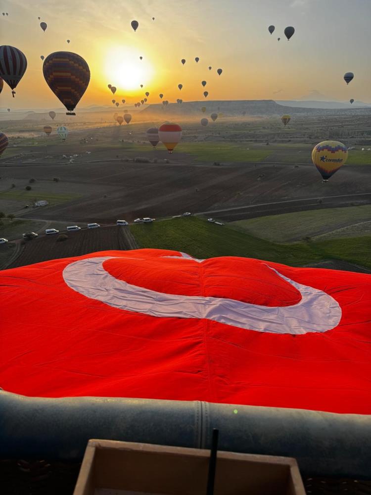 23 Nisan Icin Sicak Hava Balonlari Turk Bayraklari Ile Havalandi1