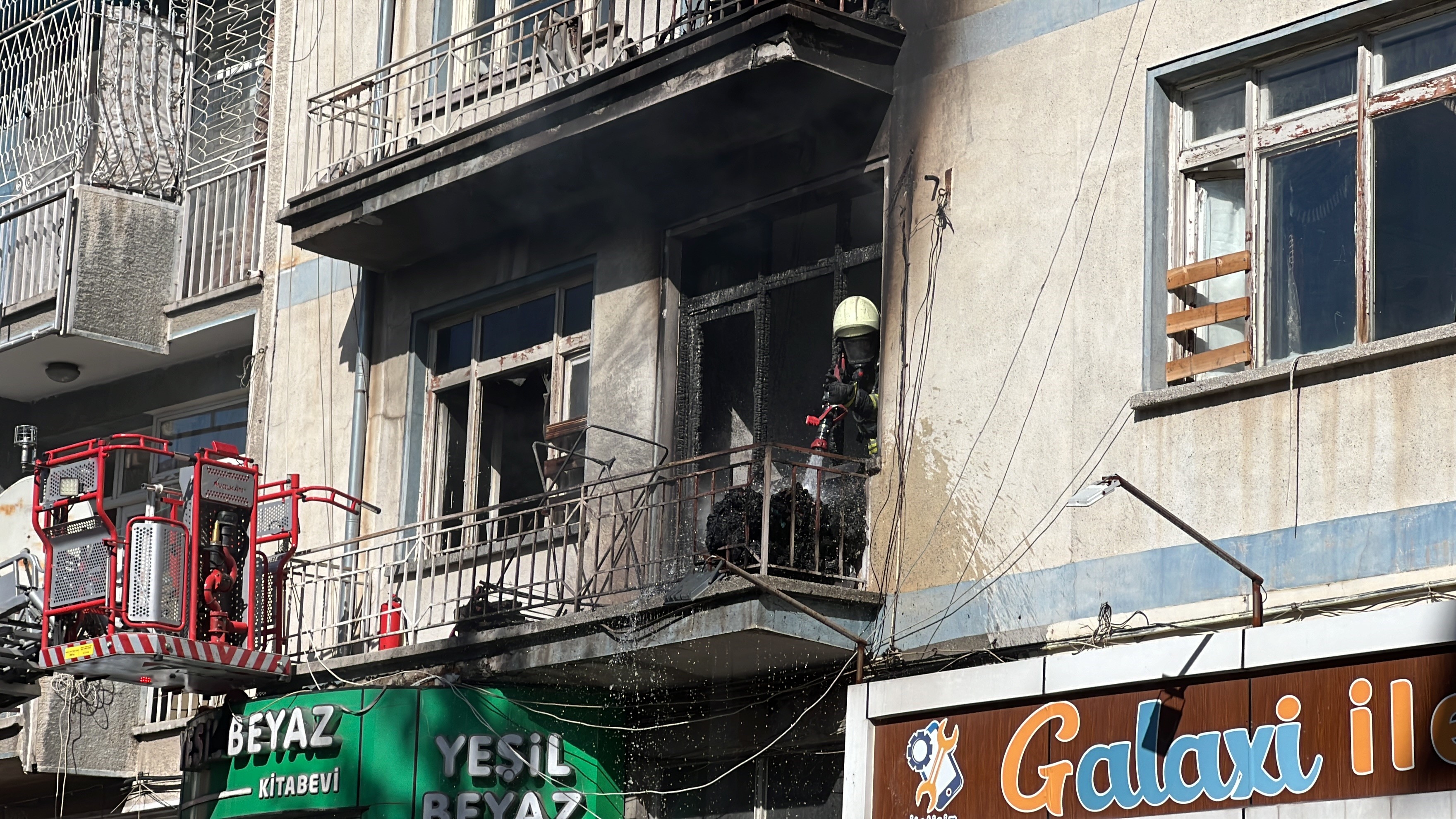 Aile Yangindan Battaniyeye Atlayarak Kurtuldu 2 Cocuk Hayatini Kaybetti (1)
