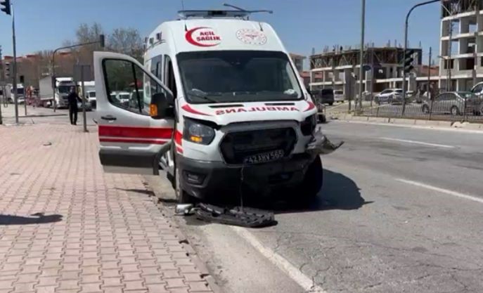 Ambulans Ile Otomobil Carpisti 2 Yarali (2)
