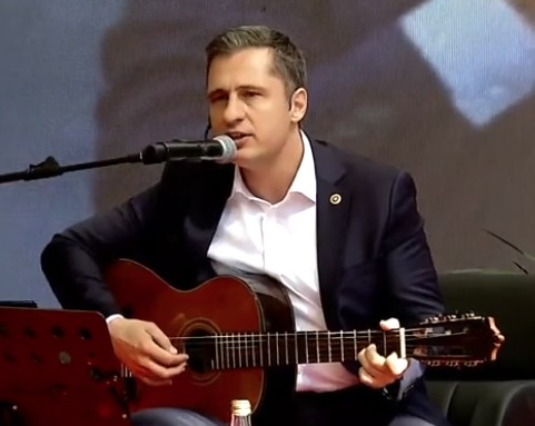 Deniz Yucel Gitariyla Buyuk Begeni Topladi (2)