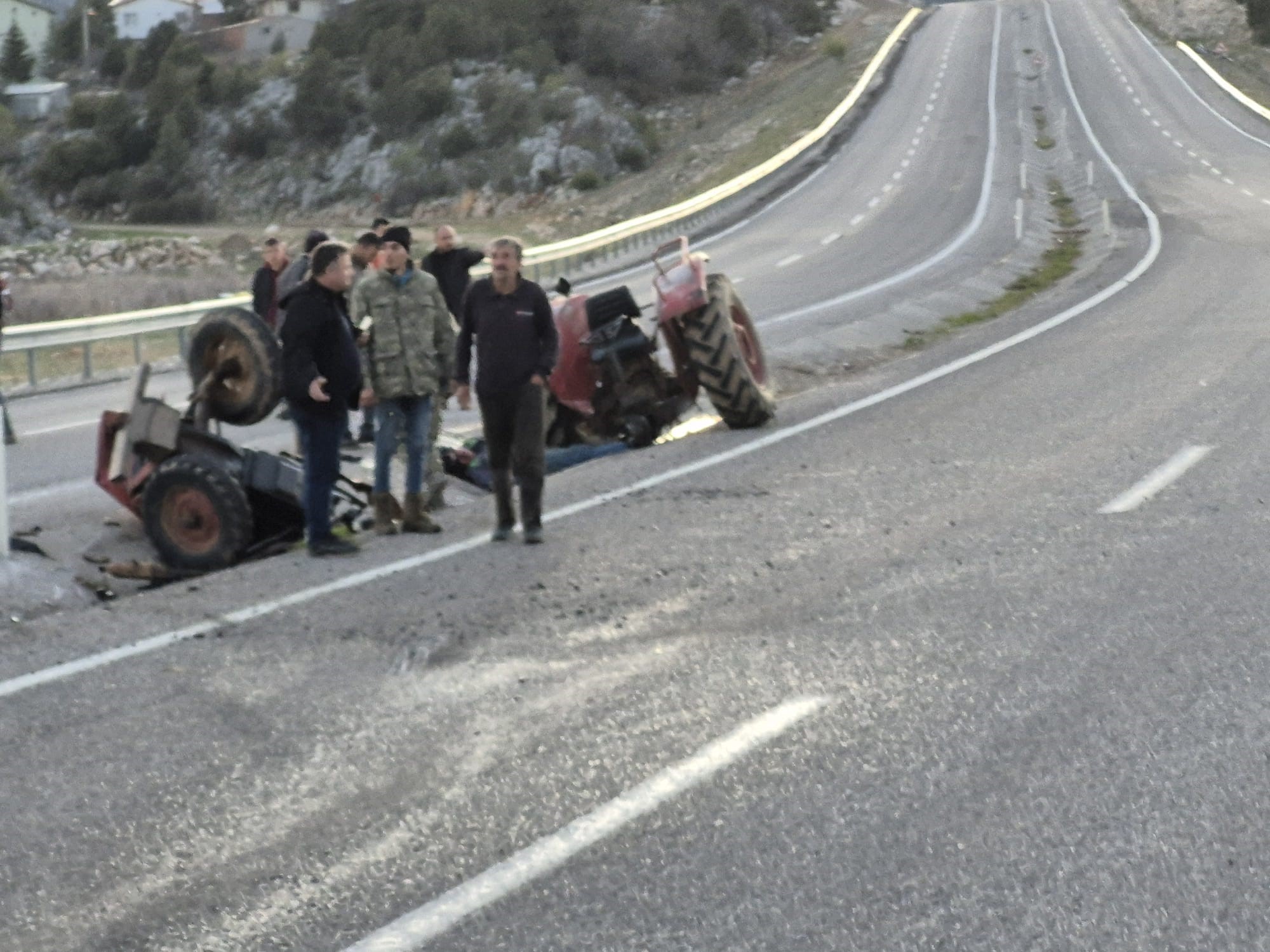 Hareket Halindeki Traktor Ikiye Bolundu 1 Olu 1 Yarali (1)