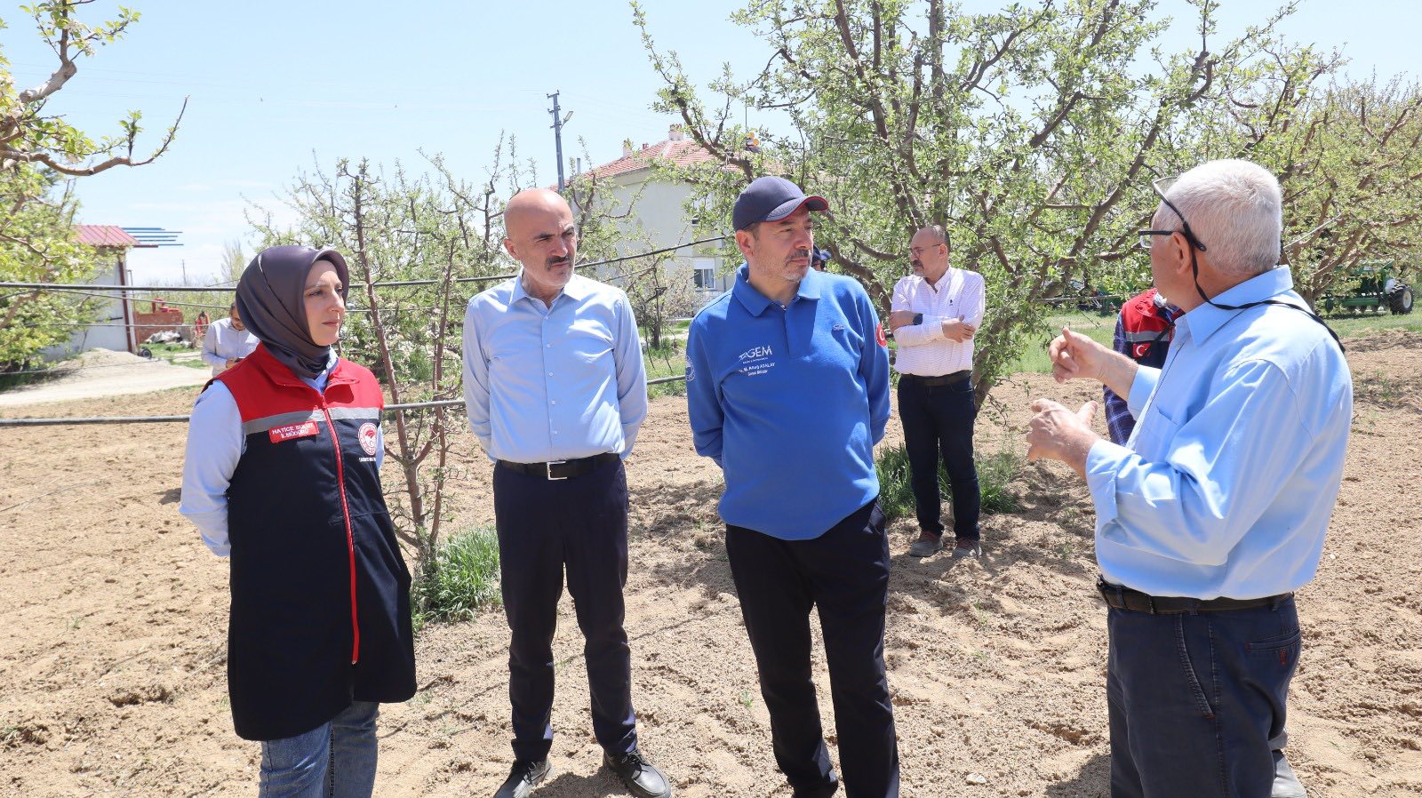 Iki Hafta Once Yasanan Donun Ardindan Ciftcilere Destek Ziyareti (3)