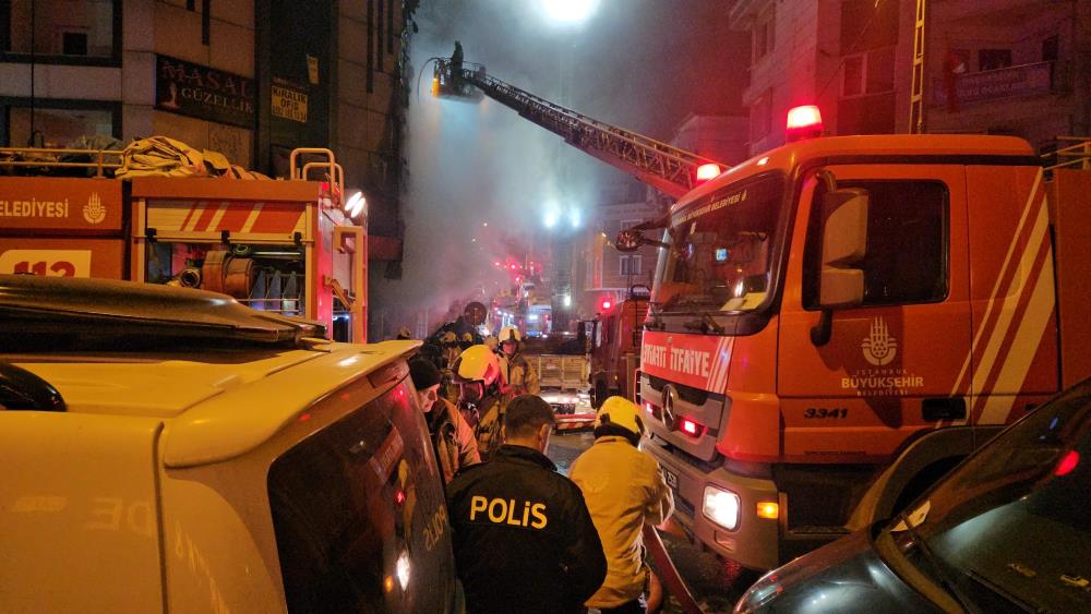 Istanbulda Korkutan Yangin Is Merkezi Apartman Ve Araclar Kullanilamaz Hale Geldi1
