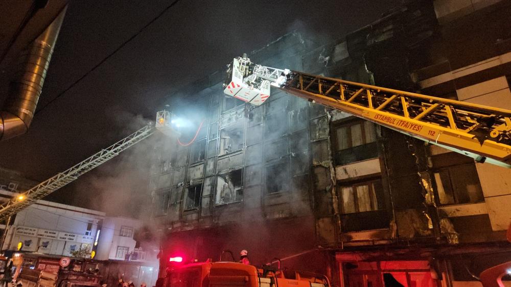 Istanbulda Korkutan Yangin Is Merkezi Apartman Ve Araclar Kullanilamaz Hale Geldi2