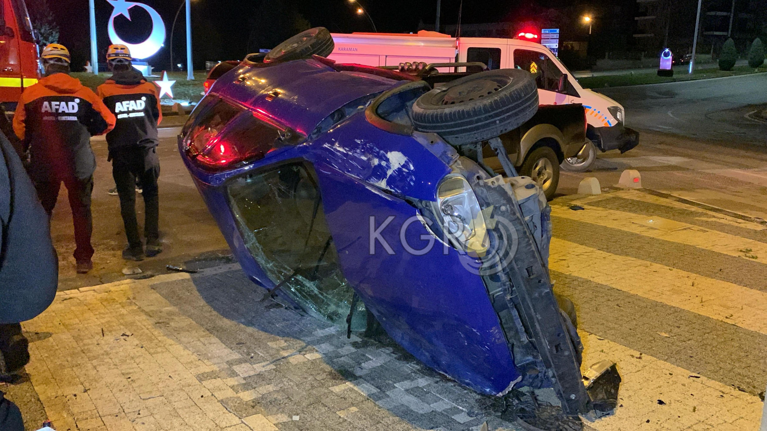 Kamyonetle Carpisan Otomobilde Sikistilar 3 Yarali12