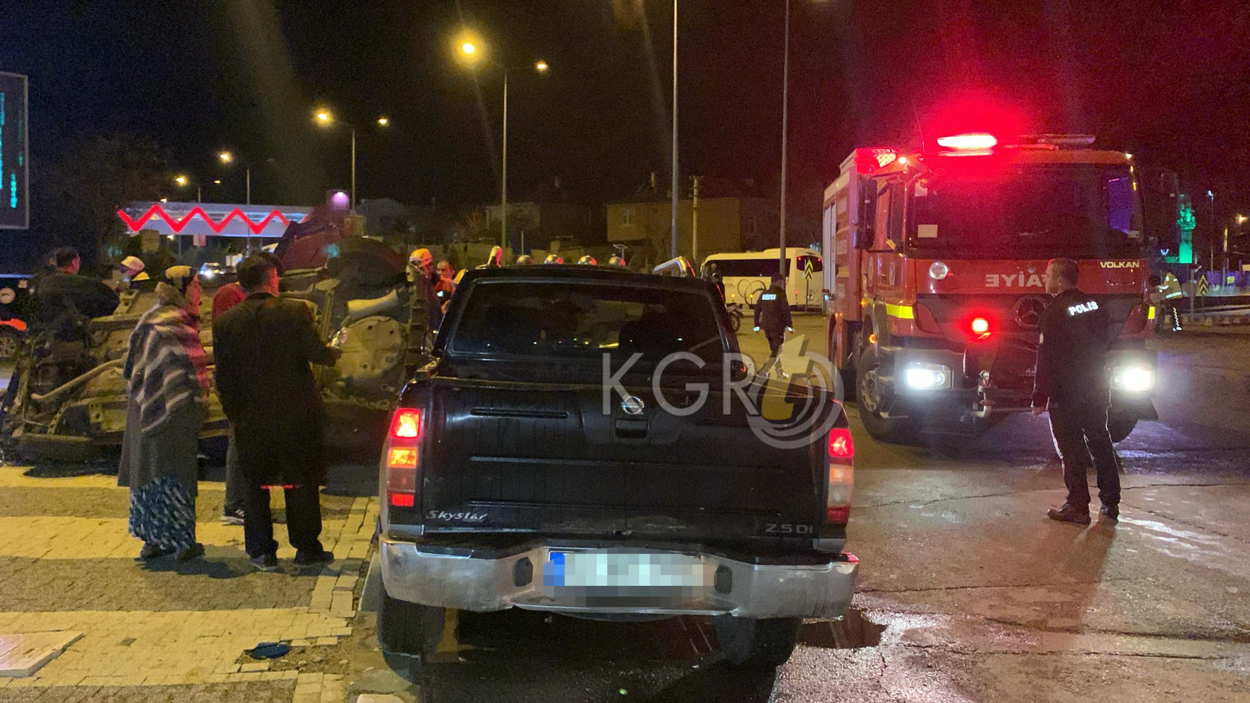 Kamyonetle Carpisan Otomobilde Sikistilar 3 Yarali14