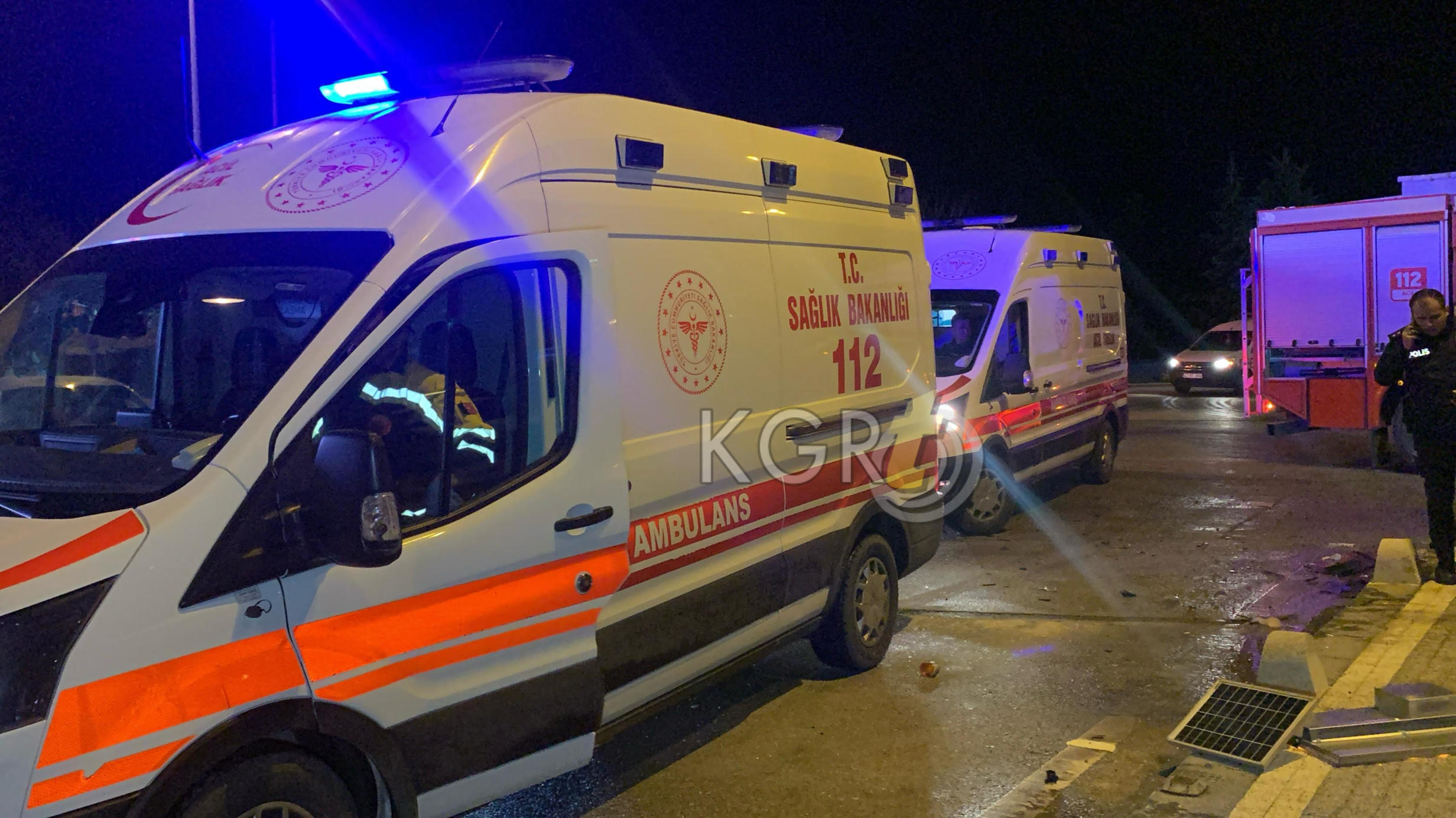 Kamyonetle Carpisan Otomobilde Sikistilar 3 Yarali5
