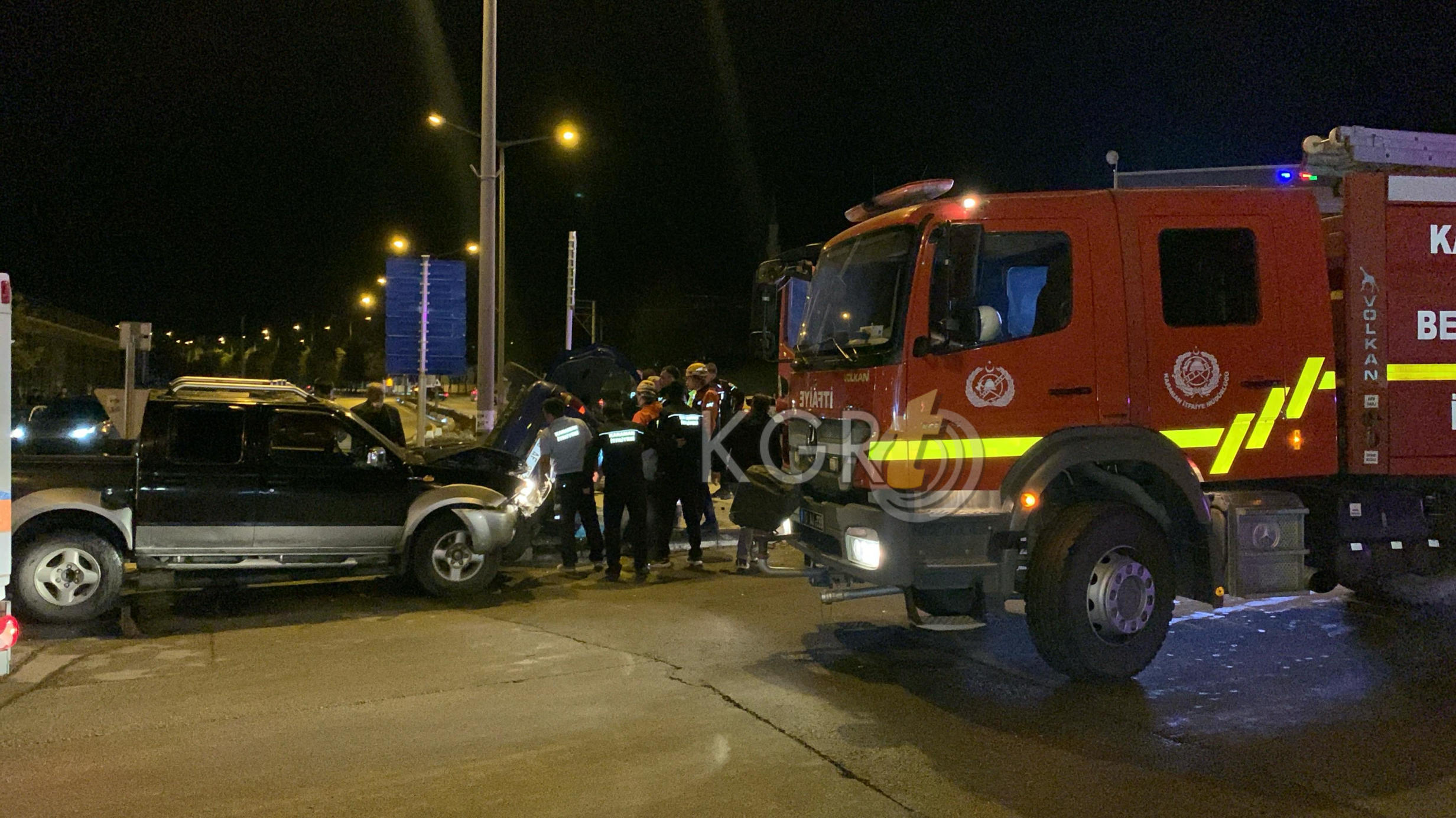 Kamyonetle Carpisan Otomobilde Sikistilar 3 Yarali8