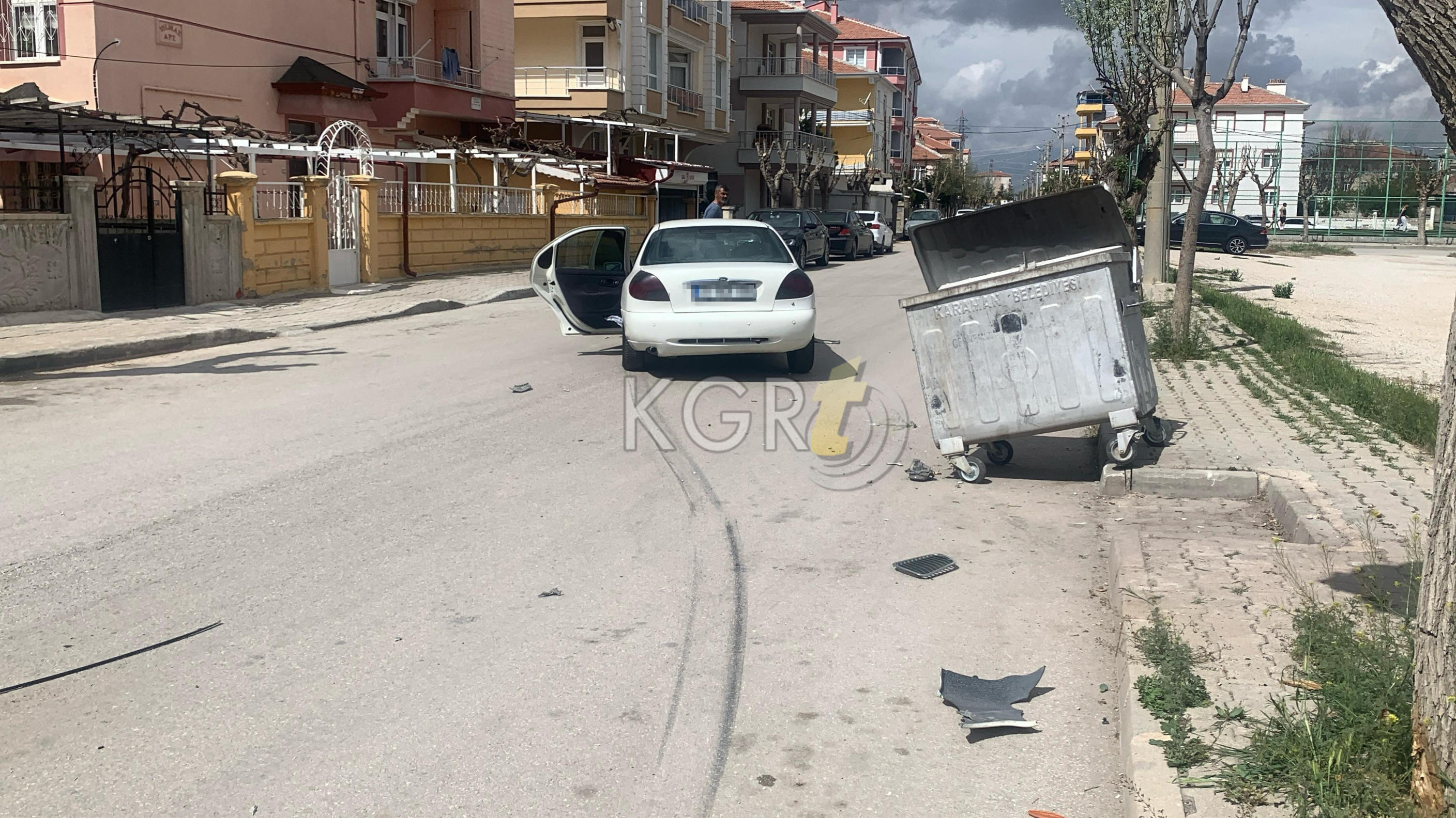 Karamanda Cip Ile Otomobil Carpisti Ortalik Savas Alanina Dondu 2 Yarali11