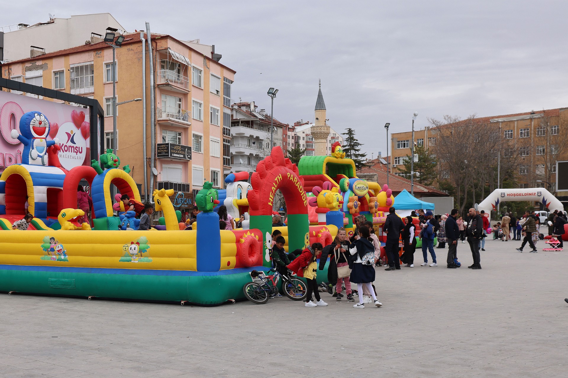 Karamanda Cocuklar Bayramda Doyasiya Eglendi1