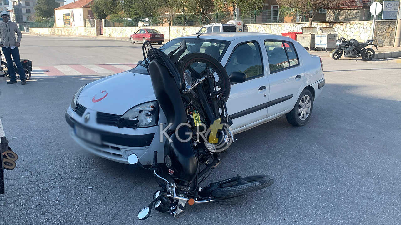 Karamanda Otomobille Carpisan Motosiklet Surucusu Yaralandi2
