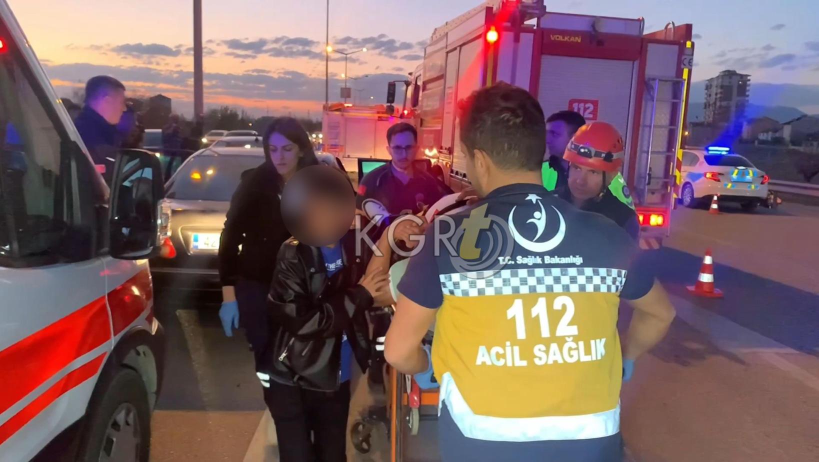 Kazada Yaralanan Baba Oglunu Aglama Diyerek Sakinlestirdi1