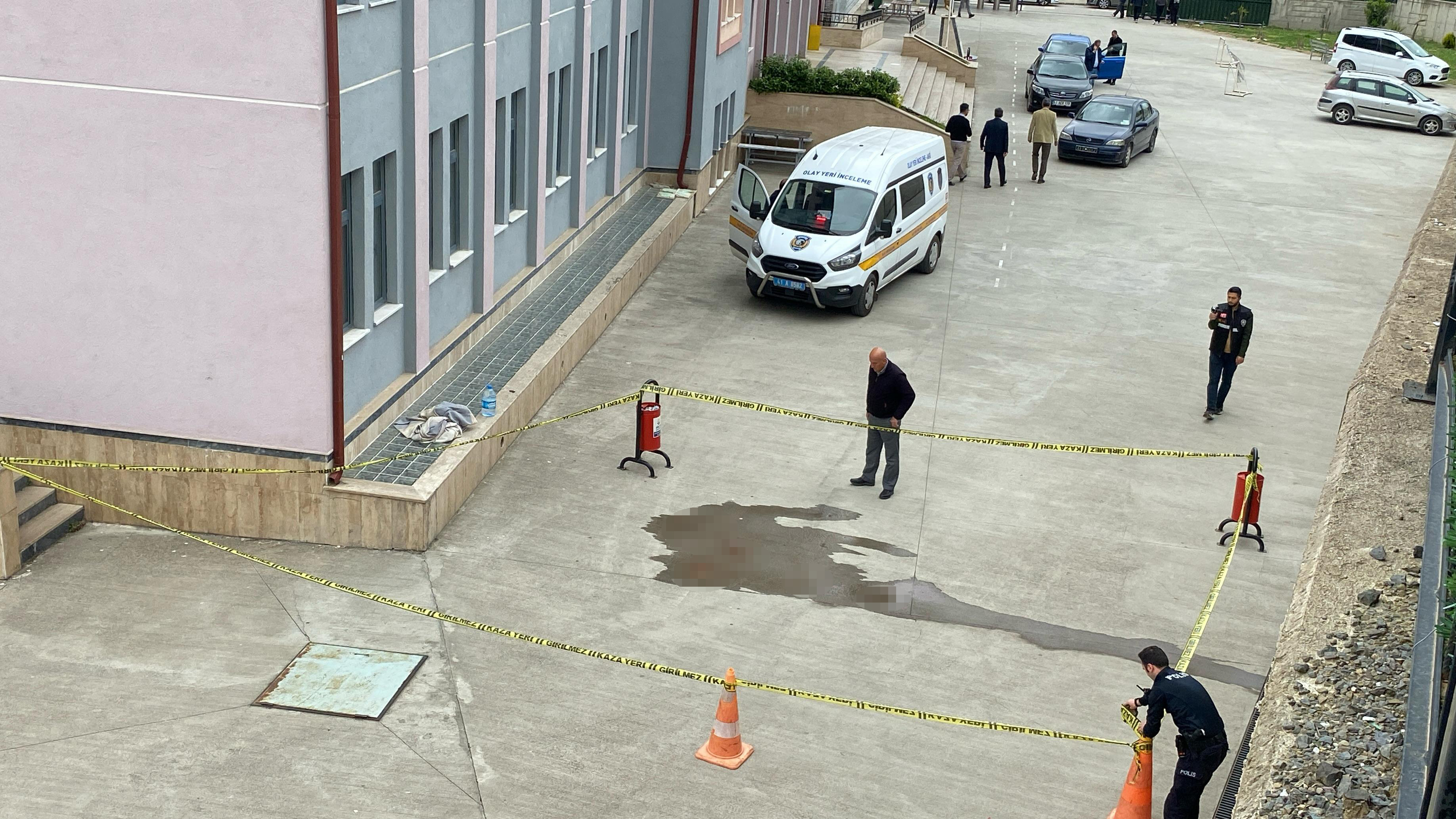 Liseli Ogrenci 4 Kattan Duserek Agir Yaralandi (3)