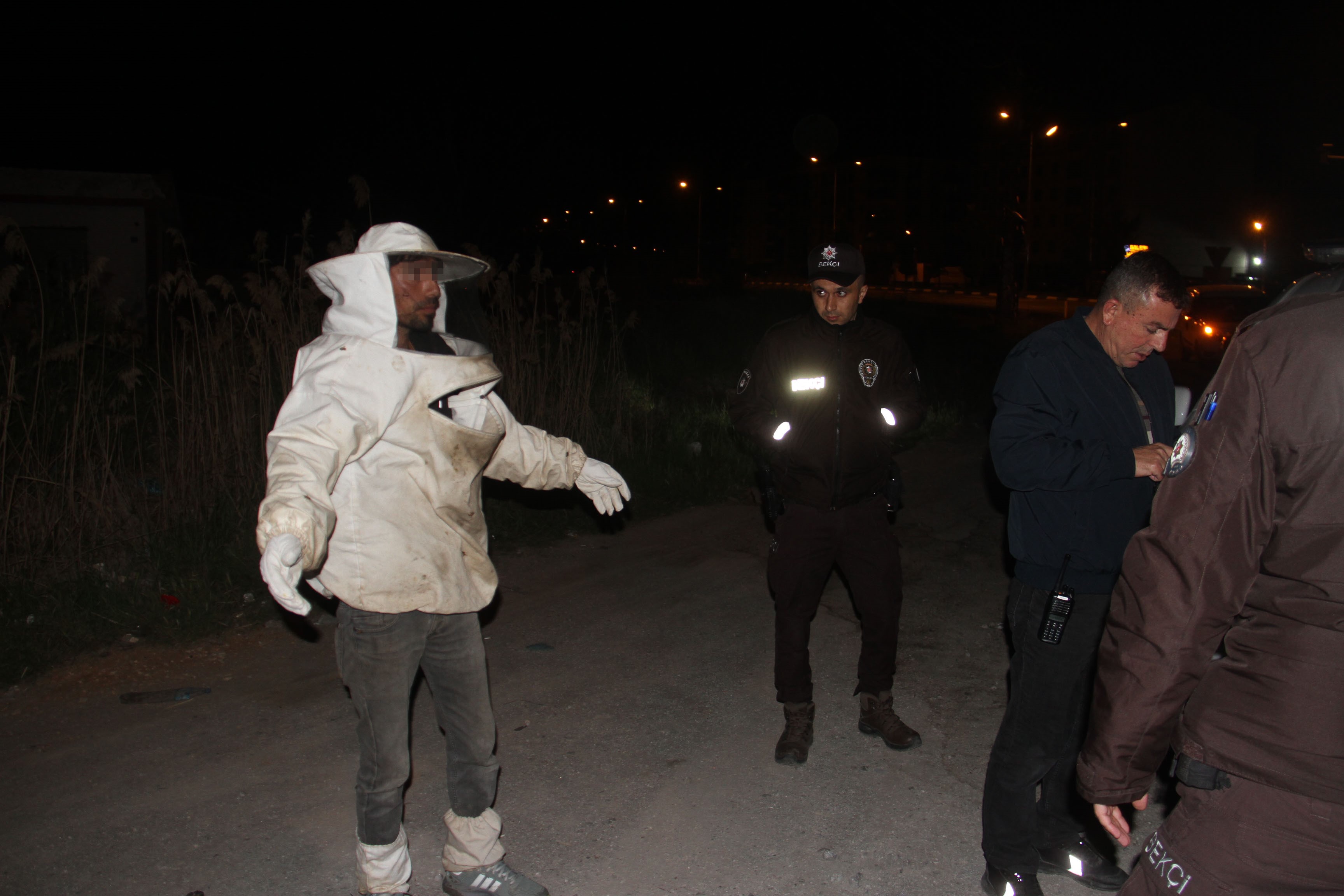 Ari Yuklu Kamyonet Devrildi Polis Hastanelik Oldu (1)