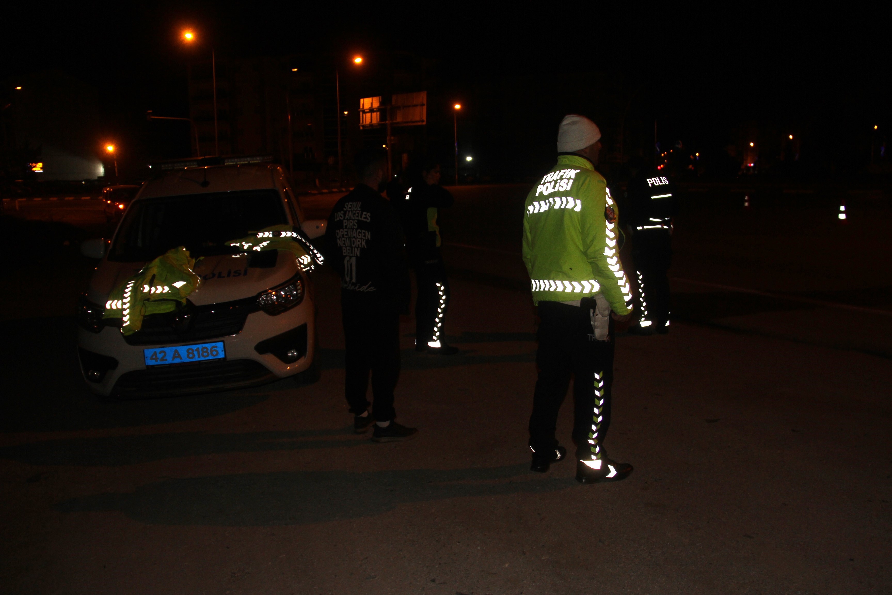Ari Yuklu Kamyonet Devrildi Polis Hastanelik Oldu (2)