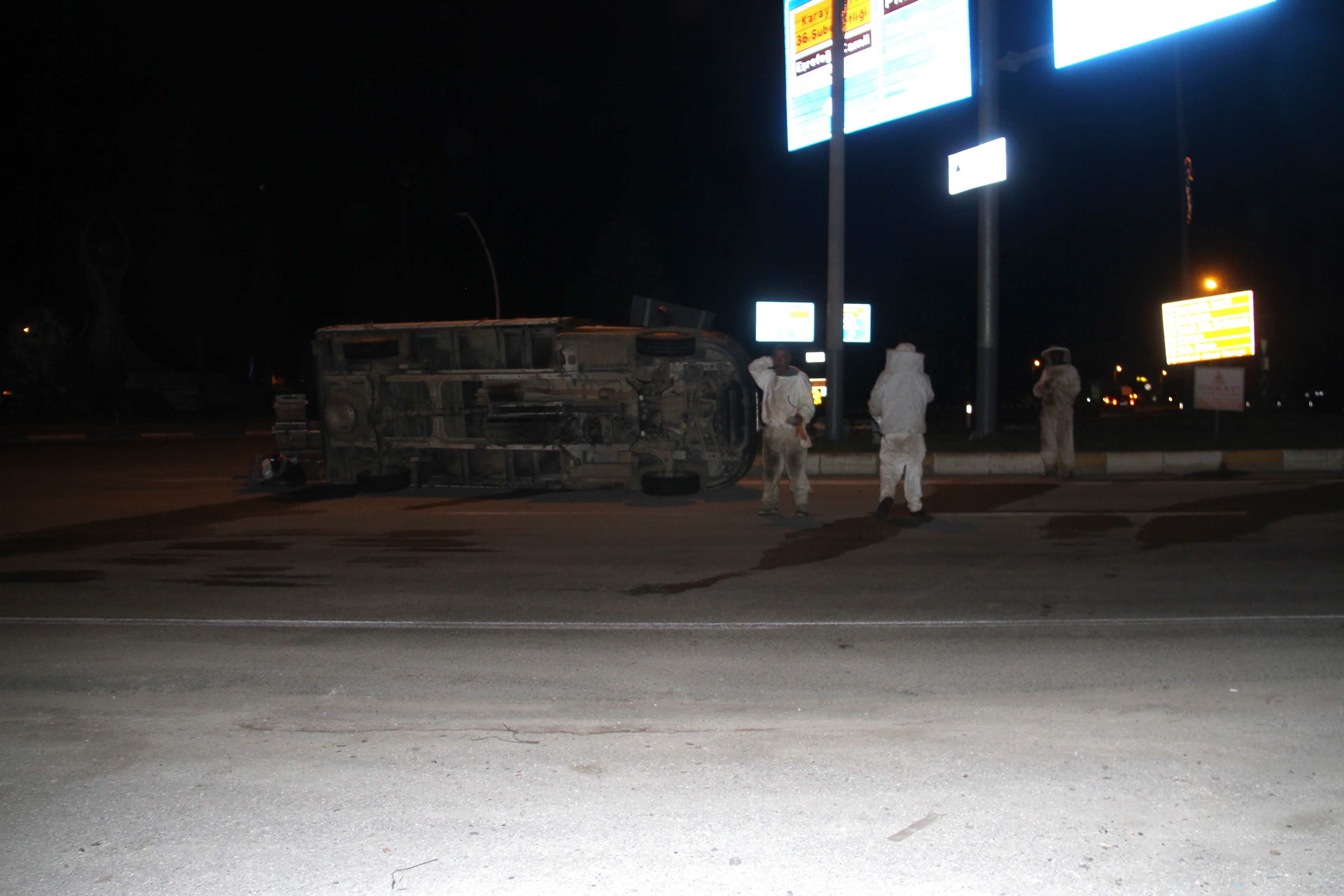 Ari Yuklu Kamyonet Devrildi Polis Hastanelik Oldu (3)